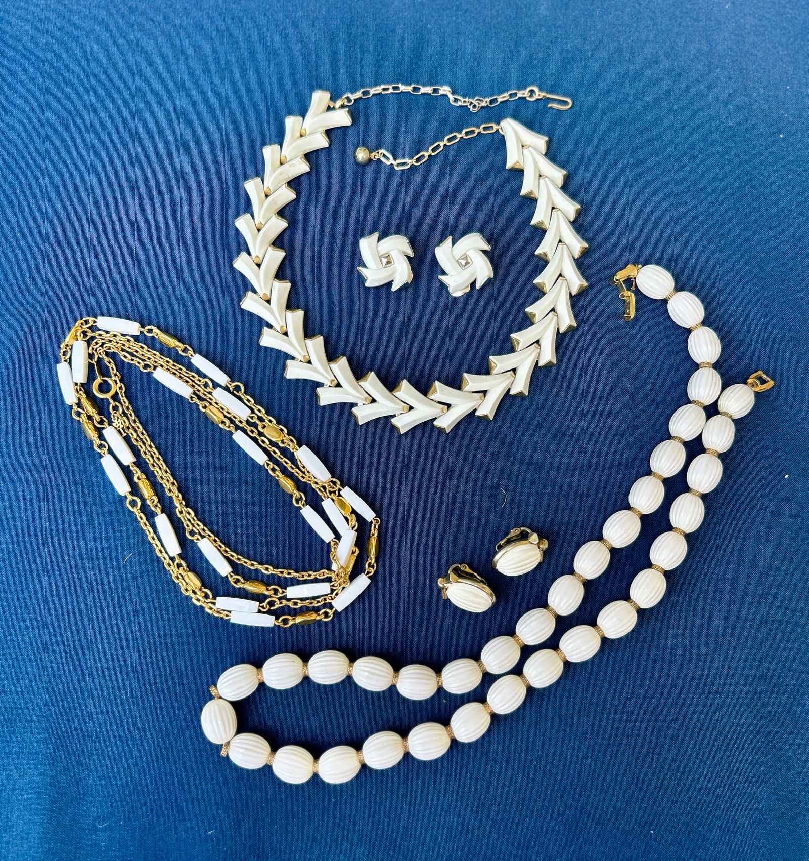 2 sets Necklace & Earrings Vintage Crown Trifari add'l necklace white/goldtone: 2 sets Necklace & Earrings Vintage Crown Trifari add'l necklace white/goldtone Condition: Good all signed Crown Trifari Join us online for Long Lake Art and Antiques Spring Sale, June 1st 1