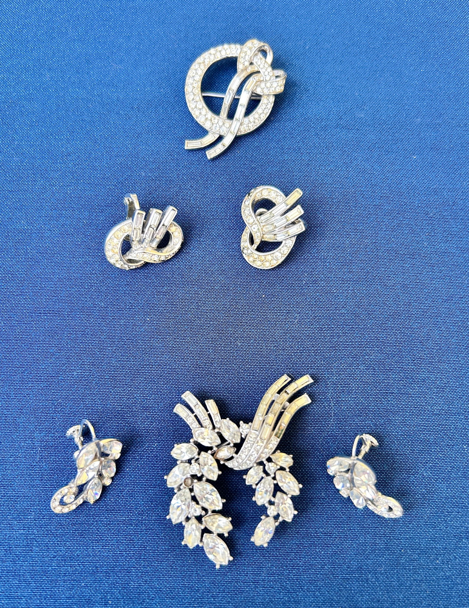 2 sets Brooch Earrings Vintage Crown Trifari Clear R/S (1 of 2)