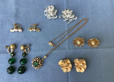 Vintage Accessocraft NY 5 pairs earring 1 necklace