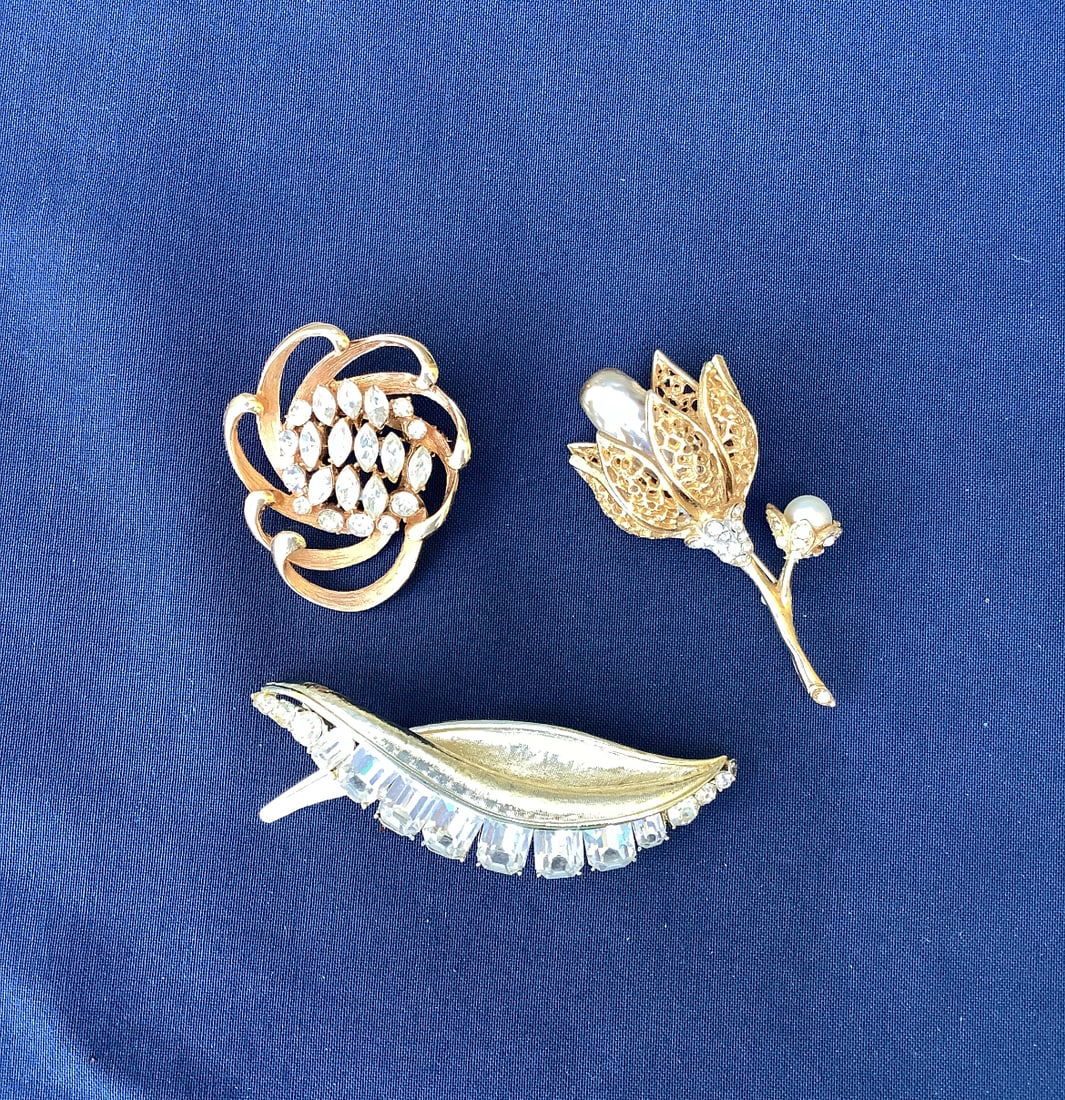 Vintage BSK 3 brooches; Goldtone, R/S, Pearl: Vintage BSK 3 brooches; Goldtone, R/S, Pearl Condition: Good Join us online for Long Lake Art and Antiques Spring Sale, June 1st 11 AM EST. Preview Saturday May 31st, 10am to 3pm. Preview