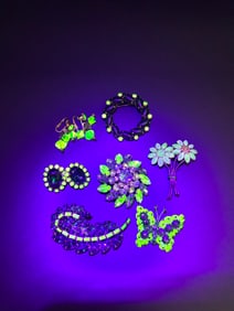 Vintage Green R/S 5 Brooches and 2 pairs earrings