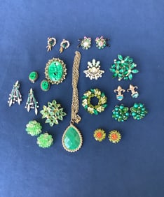 Vintage Green R/S 4 brooches 1 set brooch/Earrings 1 necklace 7 pr earrings
