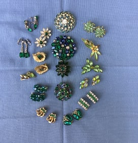 Vintage Green R/S 5 brooches, 1 set brooch/earrings 10 ps earrings