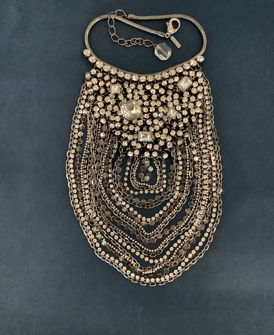 Chicos Limited Edition Collection Bib R/S Necklace asymmetric Modern: Chicos Limited Edition Collection Bib R/S Necklace asymmetric Modern CONDITION: good Join us online for Long Lake Art and Antique's Spring Sale, June 1st, 2025, 11 AM EST. Preview Saturda