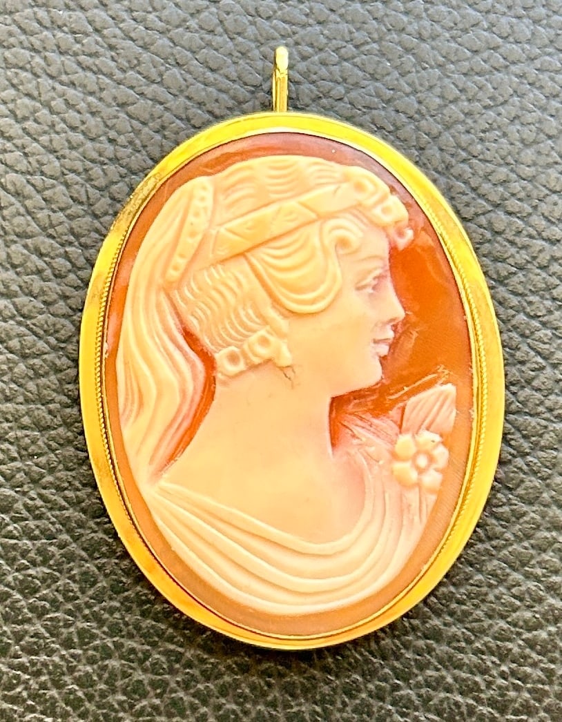 Antique 18k Shell Cameo Classical Female Profile: DESCRIPTION: Antique 18k Shell Cameo Female Profile Marked 750 18K MEASUREMENTS IN INCHES ARE DISPLAYED IN THE PHOTOS CONDITION: GOOD JOIN US ONLINE FOR THE LONG LA