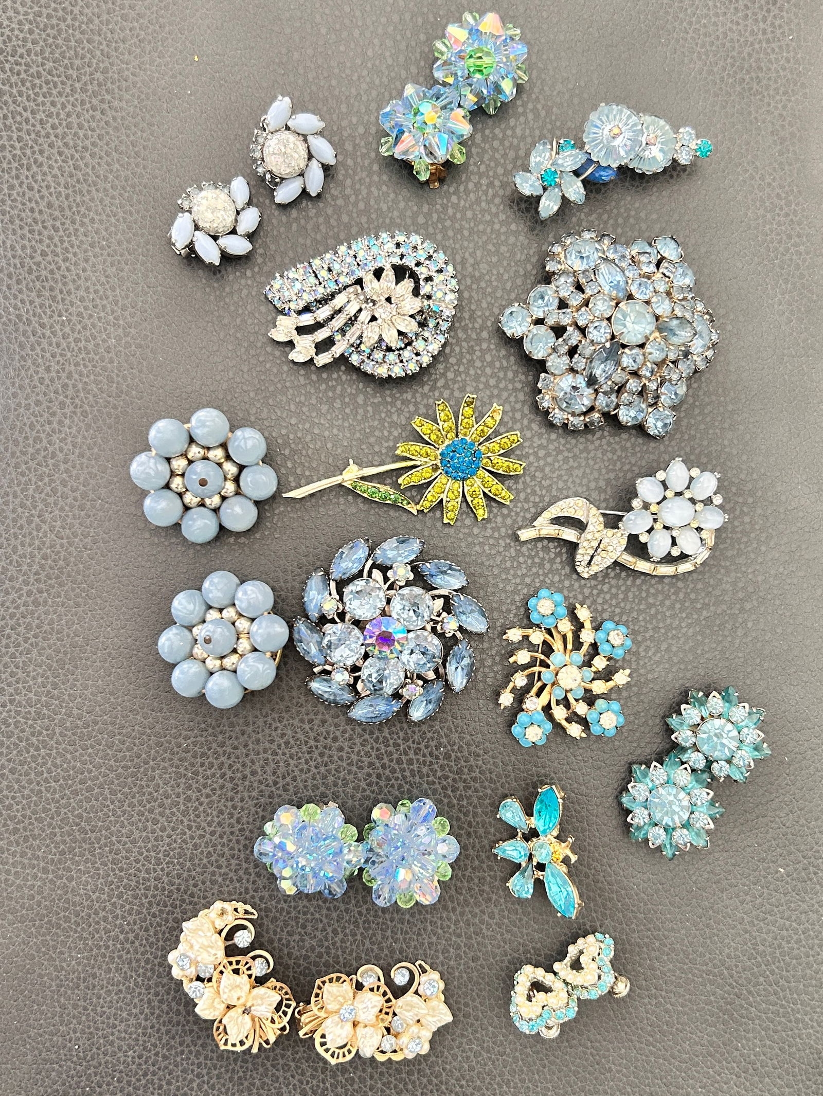 Coll. Vintage Shades of Blue 8 Brooches 7 Prs. Earrings (1 of 2)