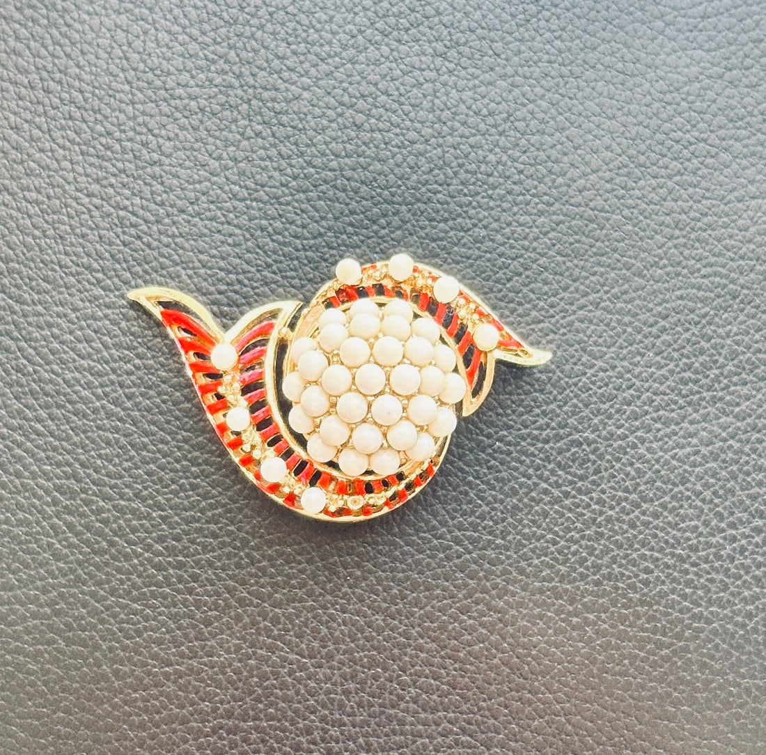 Rare Pegasus Vintage Coro Red Enamel White Milk Glass Beads Abstract: DESCRIPTION: Rare Pegasus Vintage Coro Red Enamel White Milk Glass Beads Abstract shape MEASUREMENTS IN INCHES ARE DISPLAYED IN THE PHOTOS CONDITION: GOOD J