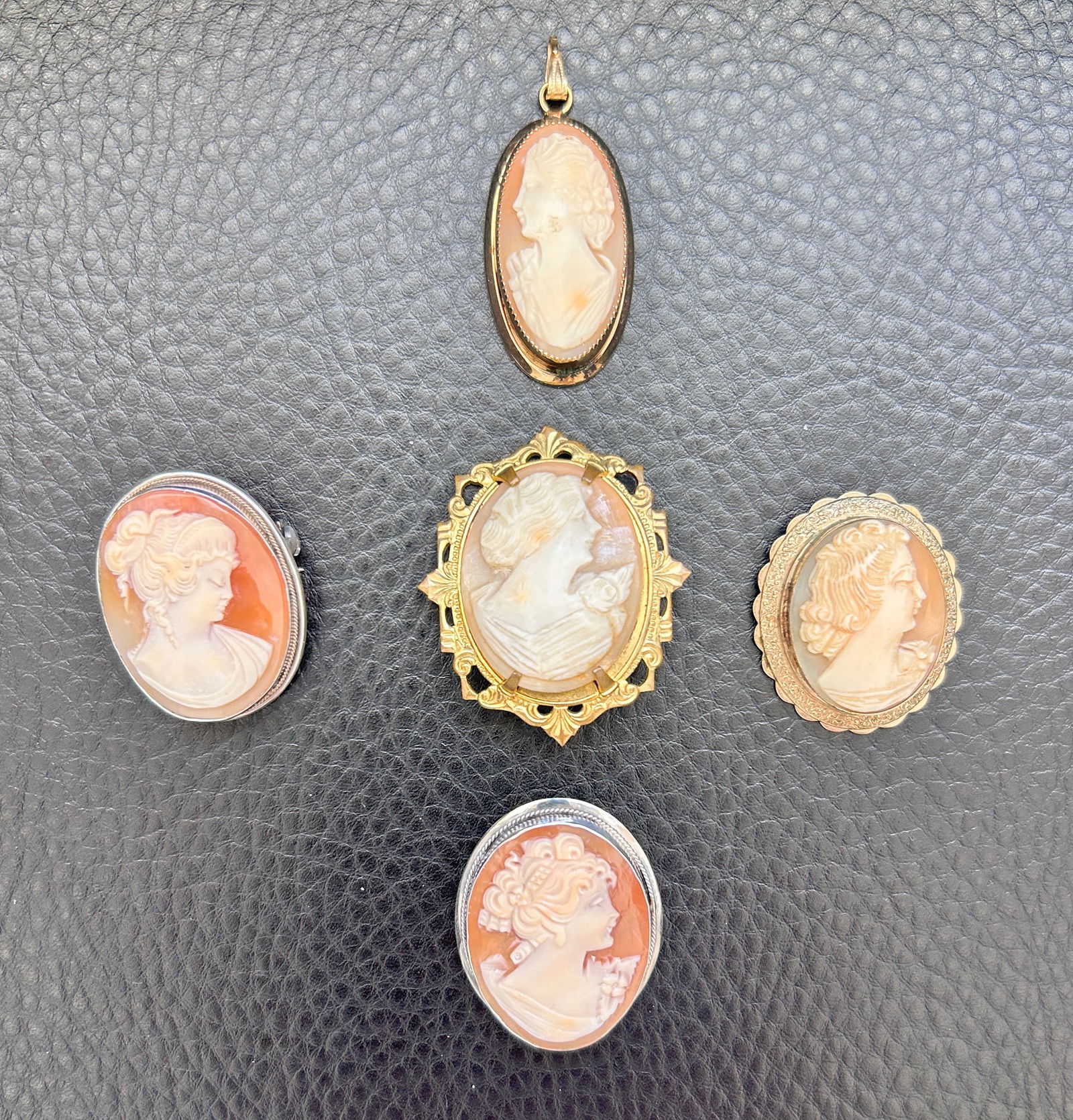 5 Vintage Shell Cameos 1 pendant 4 brooch/pendants: DESCRIPTION: 5 Vintage Shell Cameos 1 pendant 4 brooch/pendants, one marked 925 MEASUREMENTS IN INCHES ARE DISPLAYED IN THE PHOTOS CONDITION: GOOD <