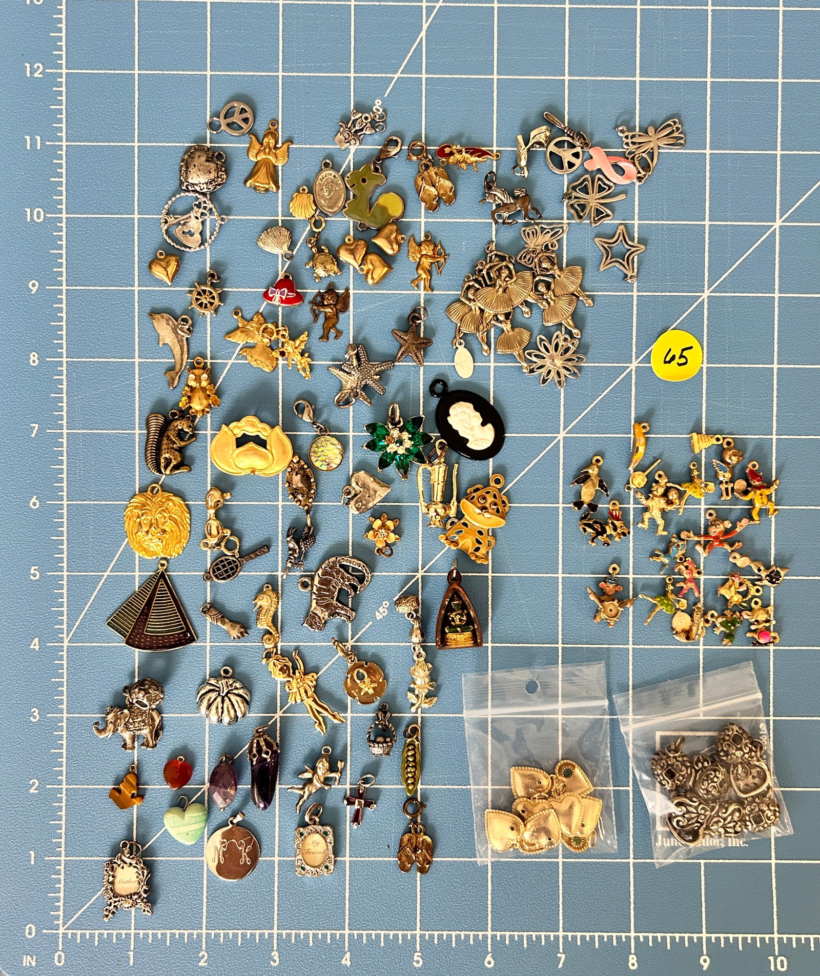 Collection Vintage Charms mixed: DESCRIPTION: Collection Vintage Charms mixed MEASUREMENTS IN INCHES ARE DISPLAYED IN THE PHOTOS CONDITION: GOOD JOIN US ONLINE FOR THE LONG LAKE ART &a