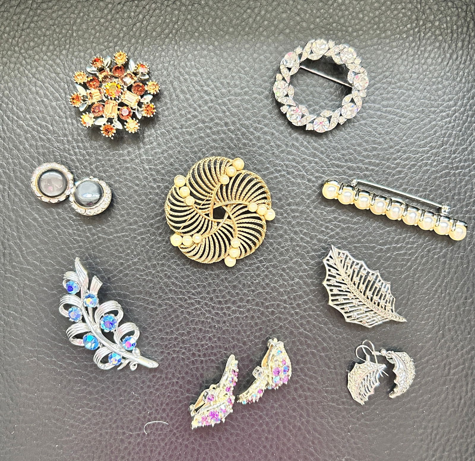 Vintage LISNER 5 Brooches 1 set Brooch Earrings 2 pr. earrings (1 of 2)