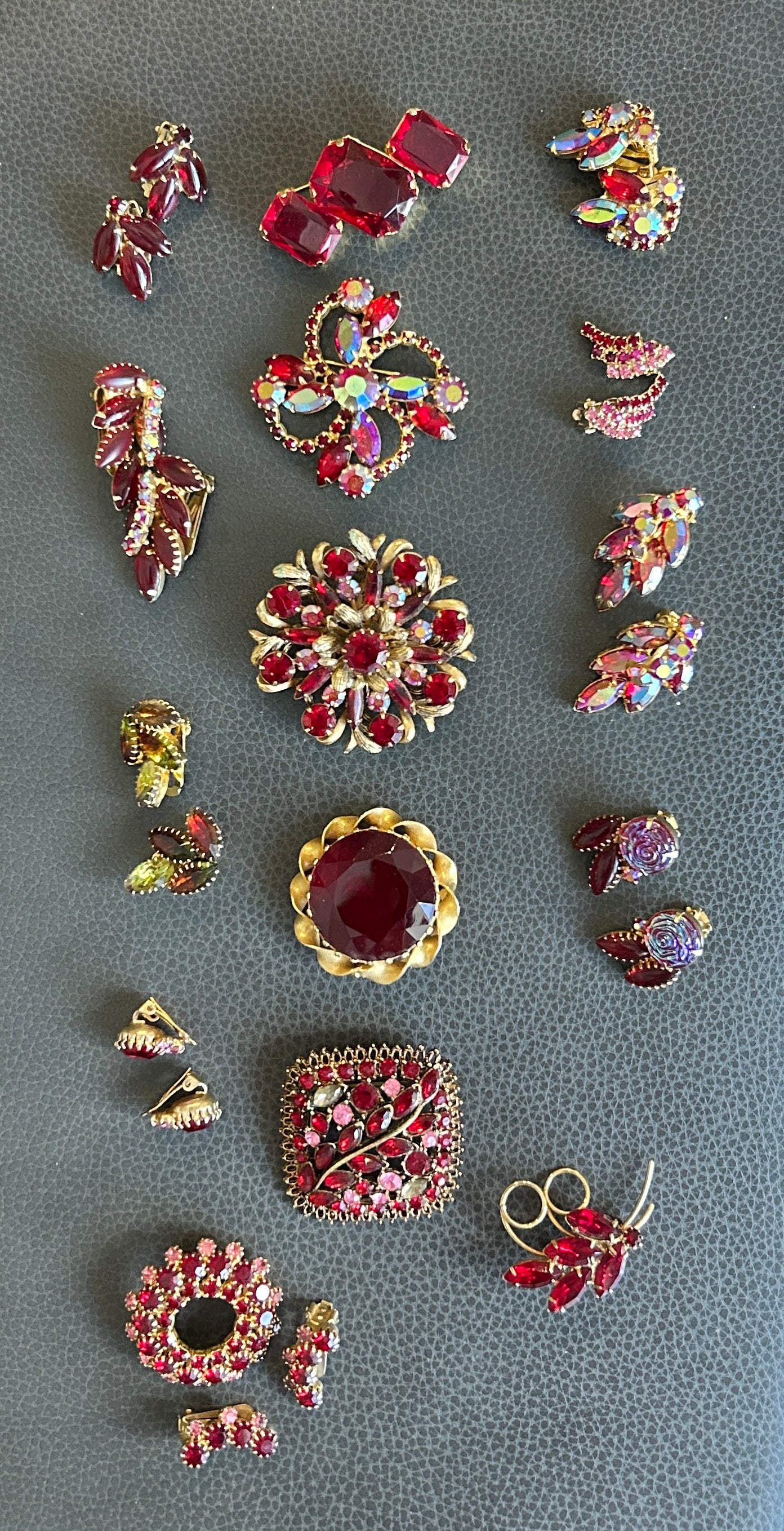 Vintage RED R/S 6 Brooches 1 set Brooch/Ear 8 pr. earrings (1 of 2)