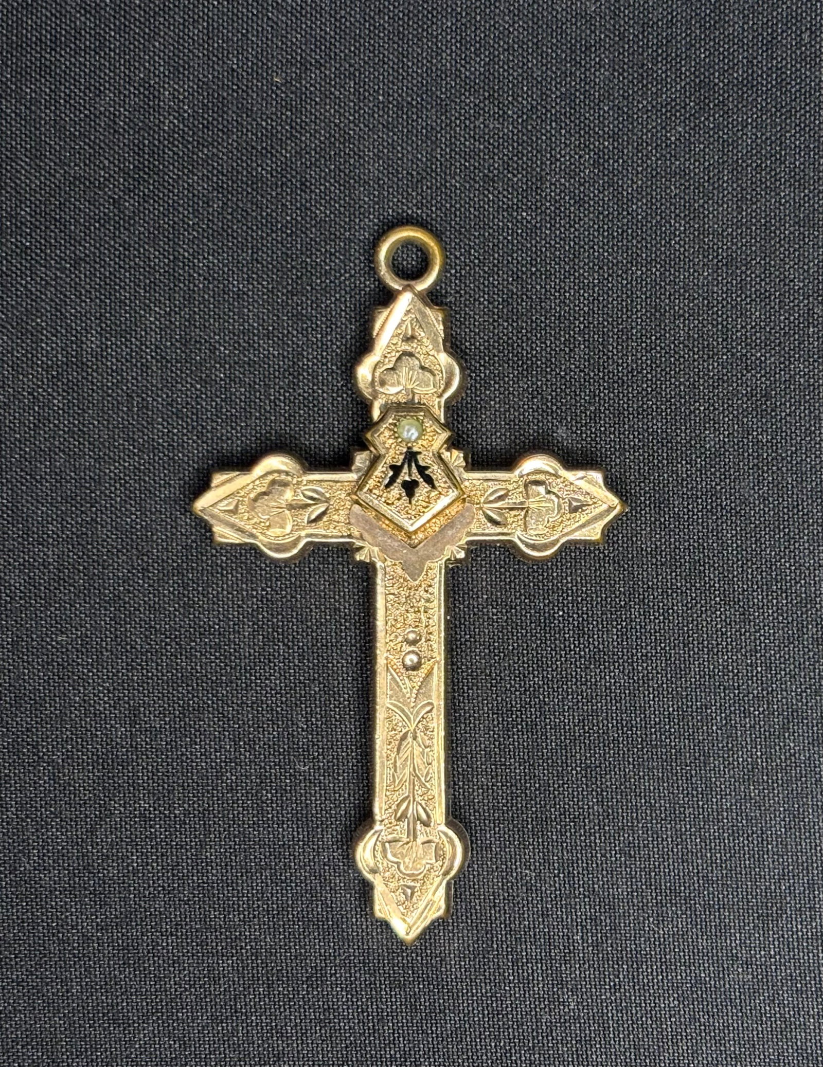Vintage Victorian Style Cross Pendant: DESCRIPTION: Vintage Victorian Cross Pendant MEASUREMENTS IN INCHES ARE DISPLAYED IN THE PHOTOS CONDITION: GOOD JOIN US ONLINE FOR THE LONG LAKE ART &a