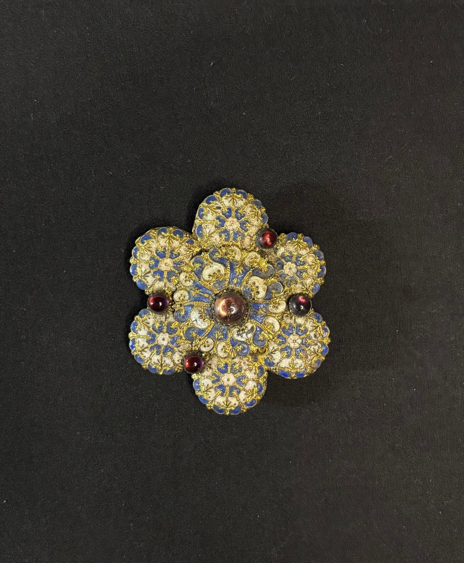 Antique champleve Enamel Belt Buckle: DESCRIPTION: Antique champlevé Enamel Belt Buckle MEASUREMENTS IN INCHES ARE DISPLAYED IN THE PHOTOS CONDITION: GOOD JOIN US ONLINE FOR THE LONG LAKE ART &