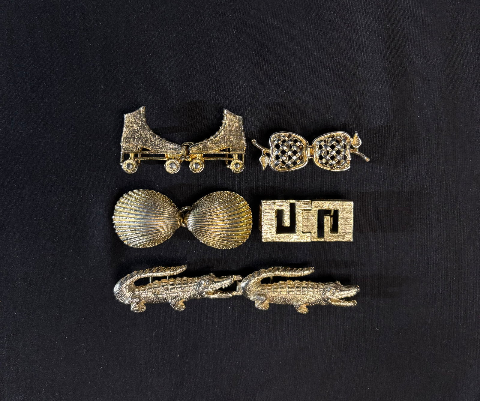 5 Vintage Buckle Sets: Alligators, Apples, Mod, Shells, Skates: DESCRIPTION: 5 Vintage Goldtone Buckle Sets: Alligators, Apples, Mod Design, Shells, and Skates MEASUREMENTS IN INCHES ARE DISPLAYED IN THE PHOTOS CONDITION: GOOD