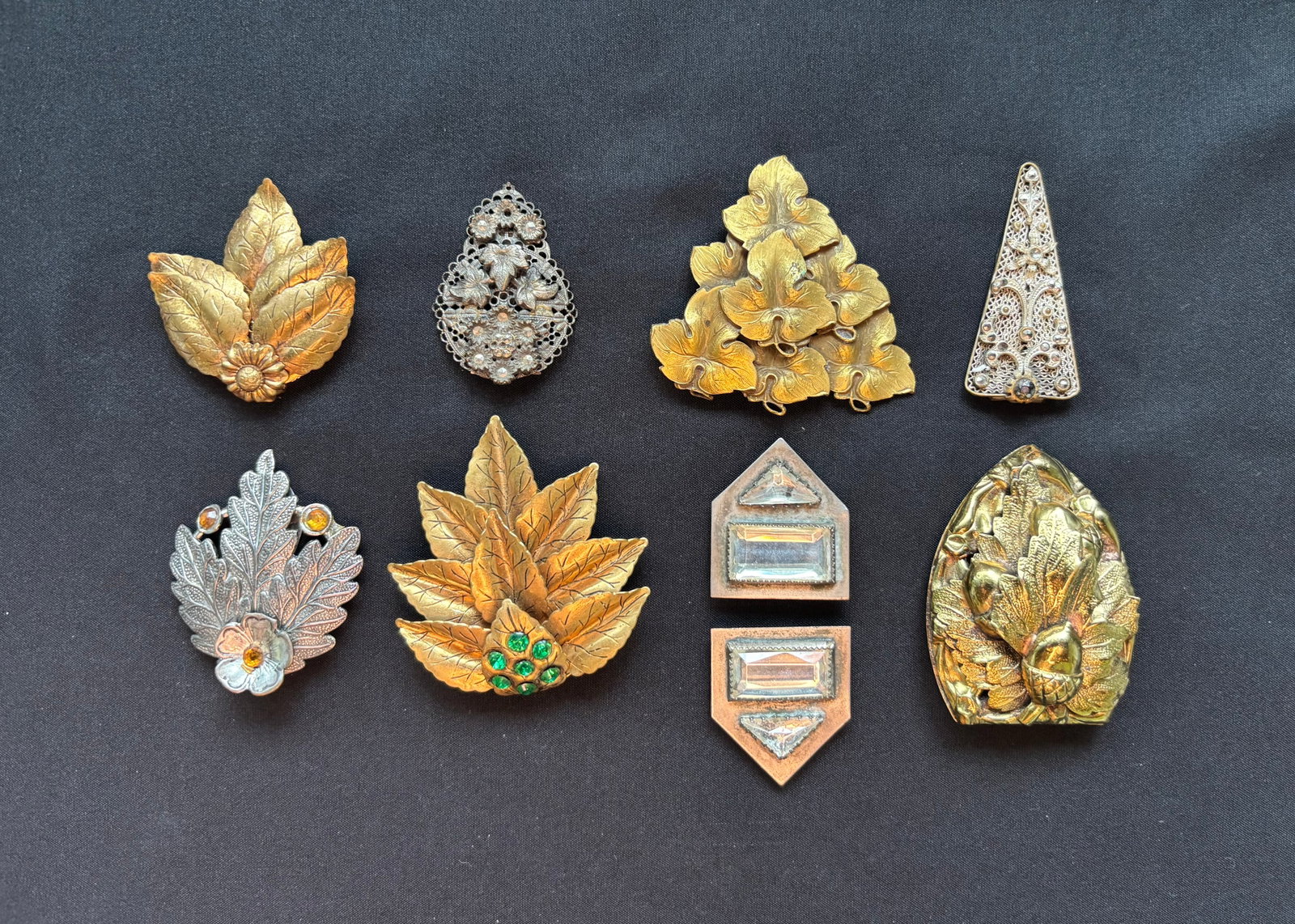 9 Vintage 40s Fur Clips , inc. Silver Filigree, some w/ R/S: DESCRIPTION: 9 Vintage 1930s-40s Dress / Fur Clips Goldtone, Silver Filigree, Silvertone, Some w/ R/S MEASUREMENTS IN INCHES ARE DISPLAYED IN THE PHOTOS CONDITION: G