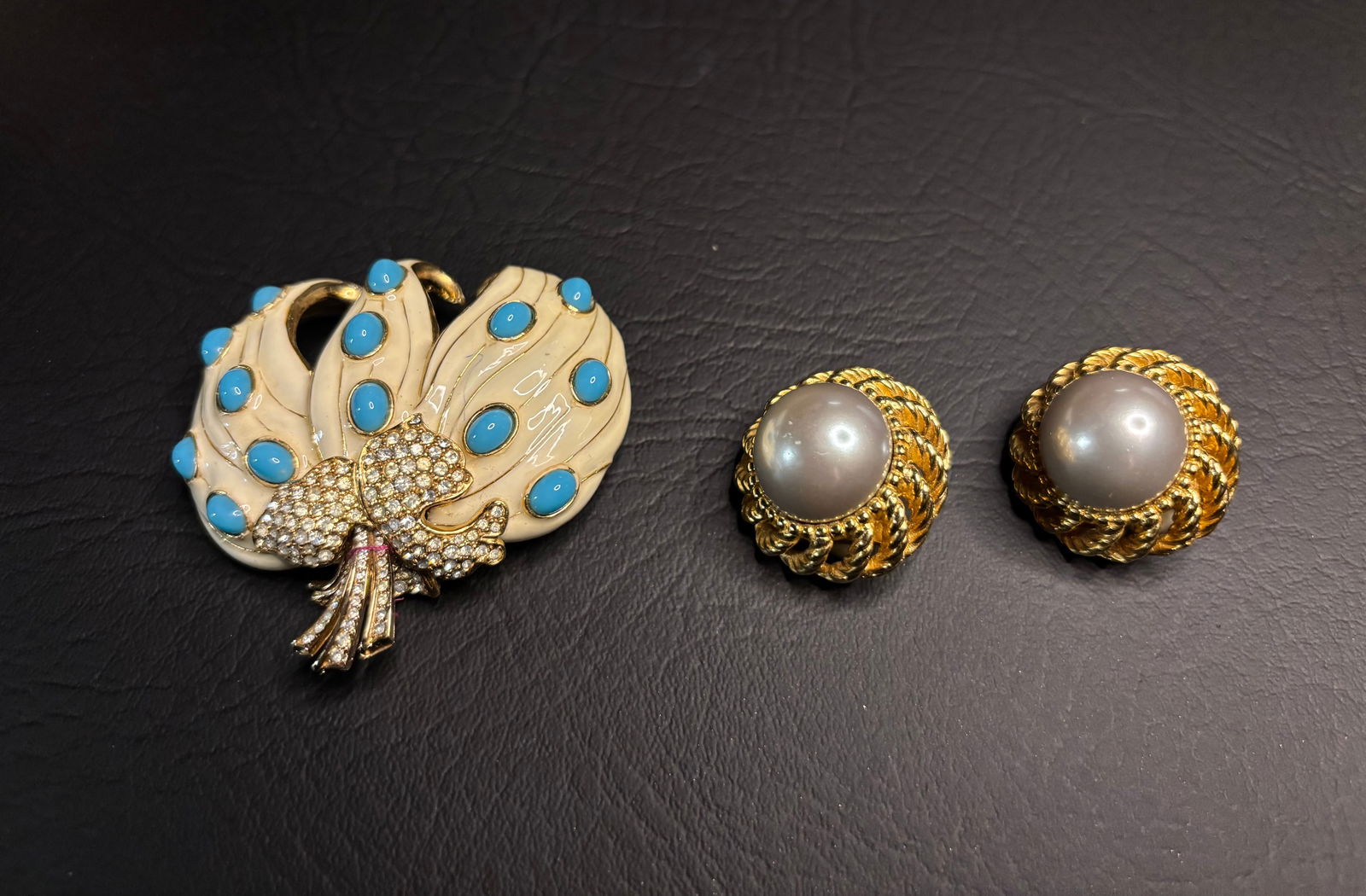 MCM Ciner Enamel Art Glass Pumpkin Brooch and PR of Earrings: DESCRIPTION: Vintage Ciner R/S Pumpkin Brooch and Pair of Earrings MEASUREMENTS IN INCHES ARE DISPLAYED IN THE PHOTOS CONDITION: GOOD JOIN US ONLINE FOR THE