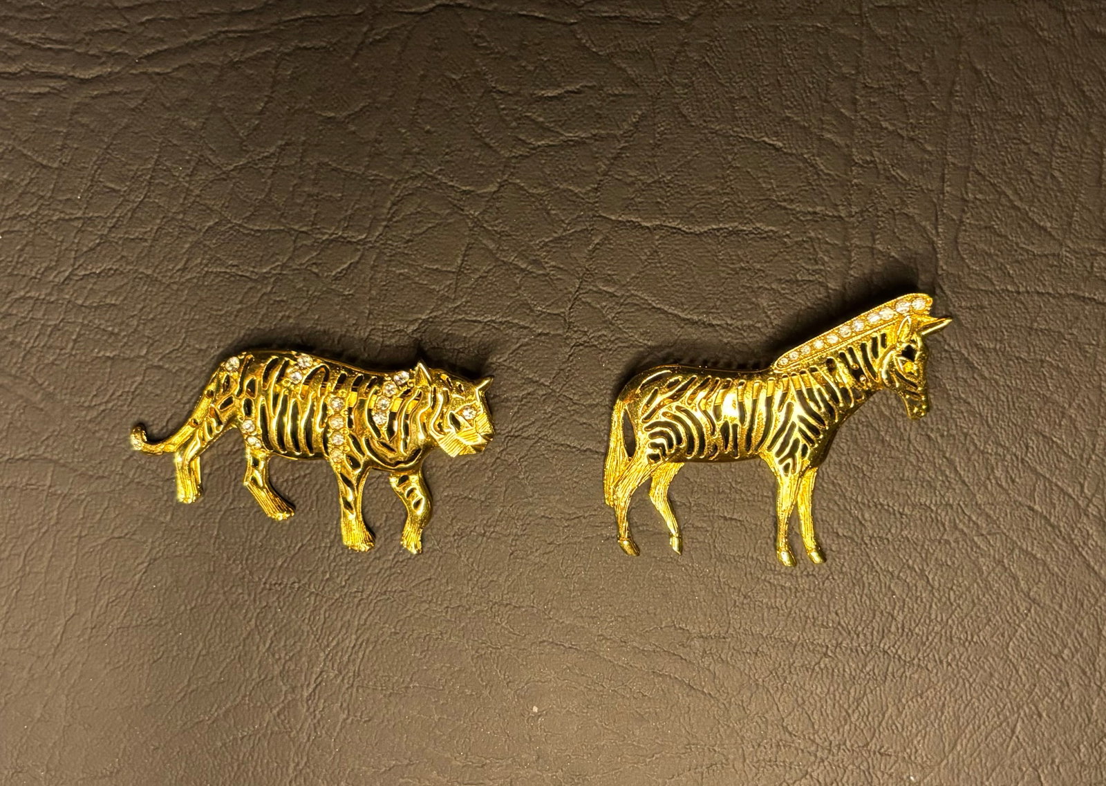 2 Animal Brooches: Zebra, Tiger: DESCRIPTION: 2 Vintage Animal Brooches - Zebra, Tiger MEASUREMENTS IN INCHES ARE DISPLAYED IN THE PHOTOS CONDITION: GOOD JOIN US ONLINE FOR THE LONG LAKE AR