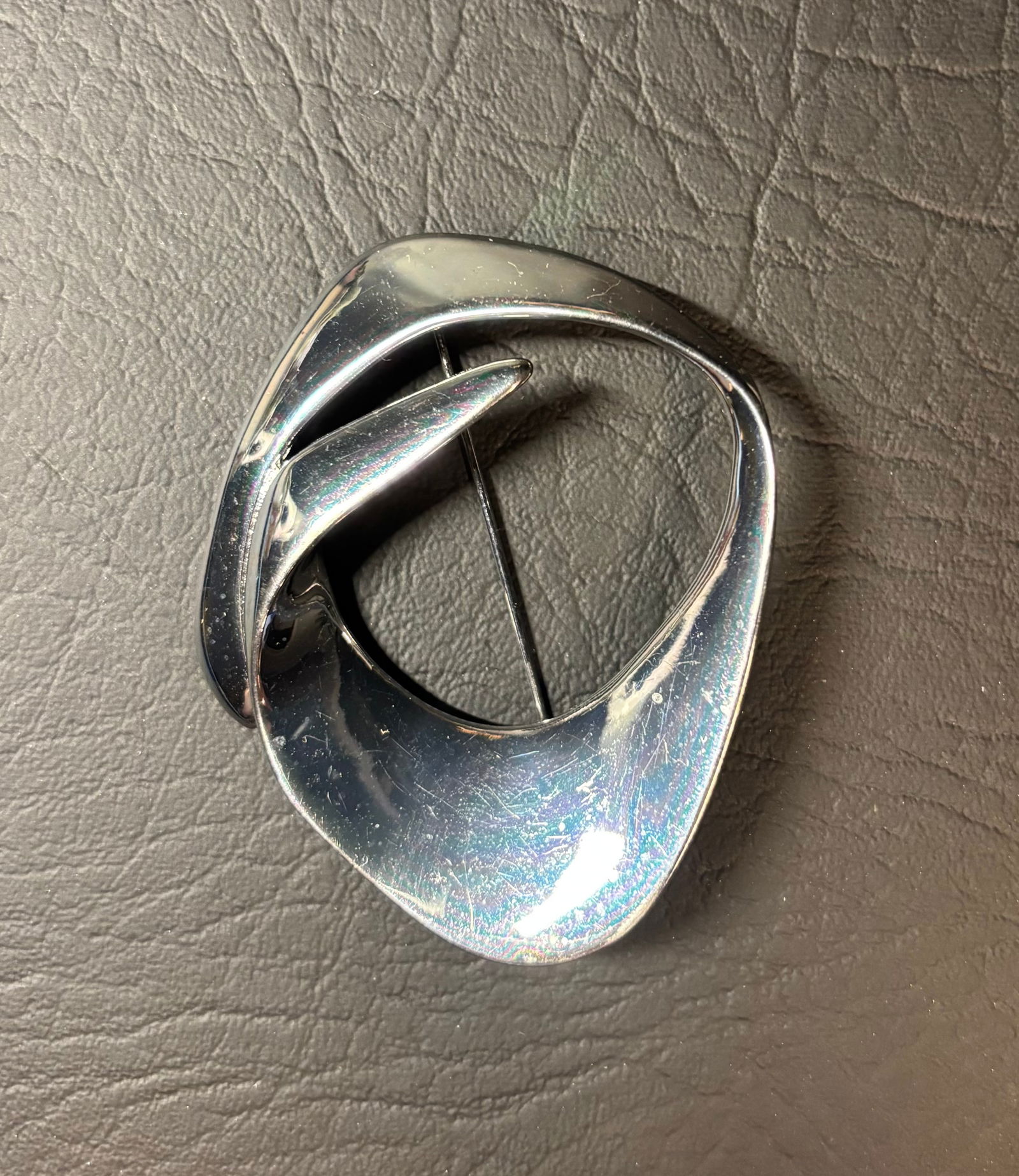 Givenchy Freeform 1979 Brooch and serpentine Necklace: DESCRIPTION: Givenchy Brooch (modern) and Necklace (1979) MEASUREMENTS IN INCHES ARE DISPLAYED IN THE PHOTOS CONDITION: GOOD JOIN US