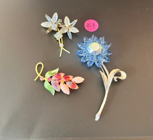 3 Brooches Floral, 1 Juliana