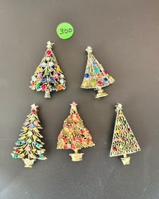 5 Hollycraft Christmas Tree Brooches 4 multi colored 1 enamel/bows