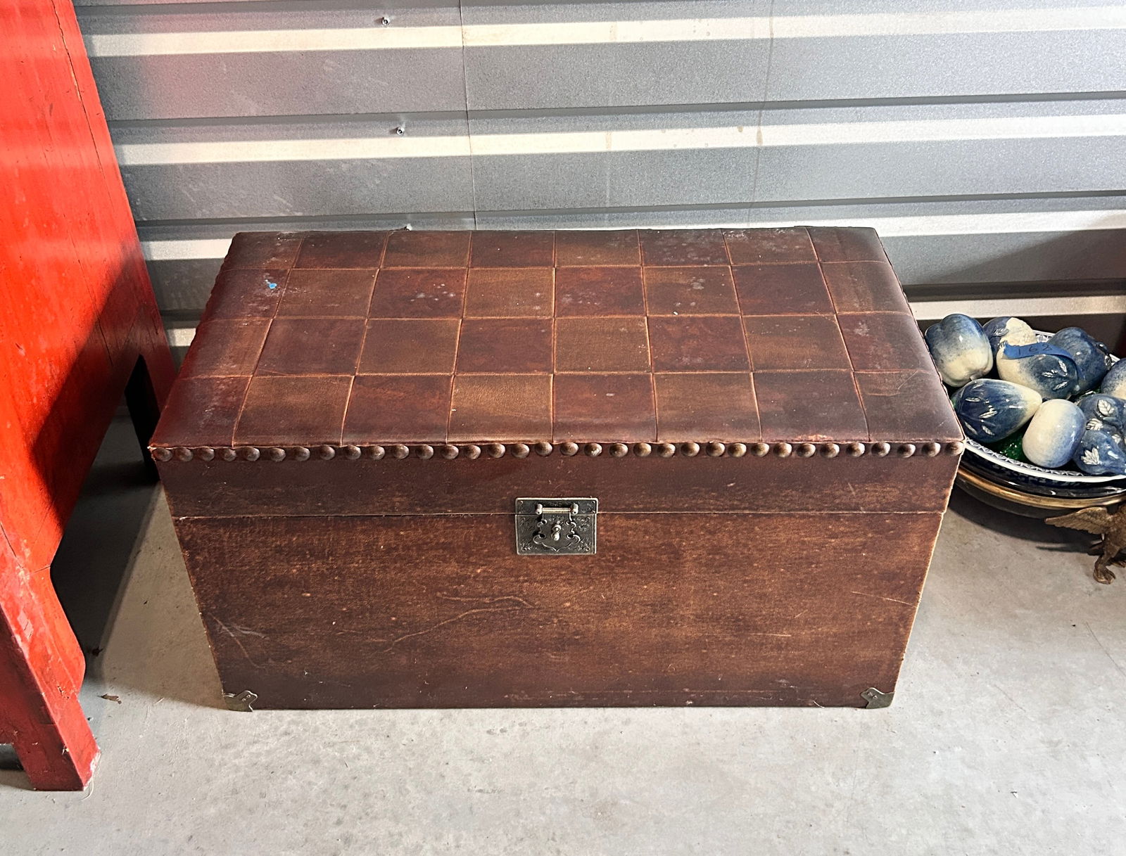 Vintage Brown leather topped w/tacks Trunk: Vintage Brown leather topped w/tacks Trunk Dimensions: approx. 17 H x 16 D x 31 W in inches Condition: Commensurate with age. IN-HOUSE SHIPPING AVAILAB