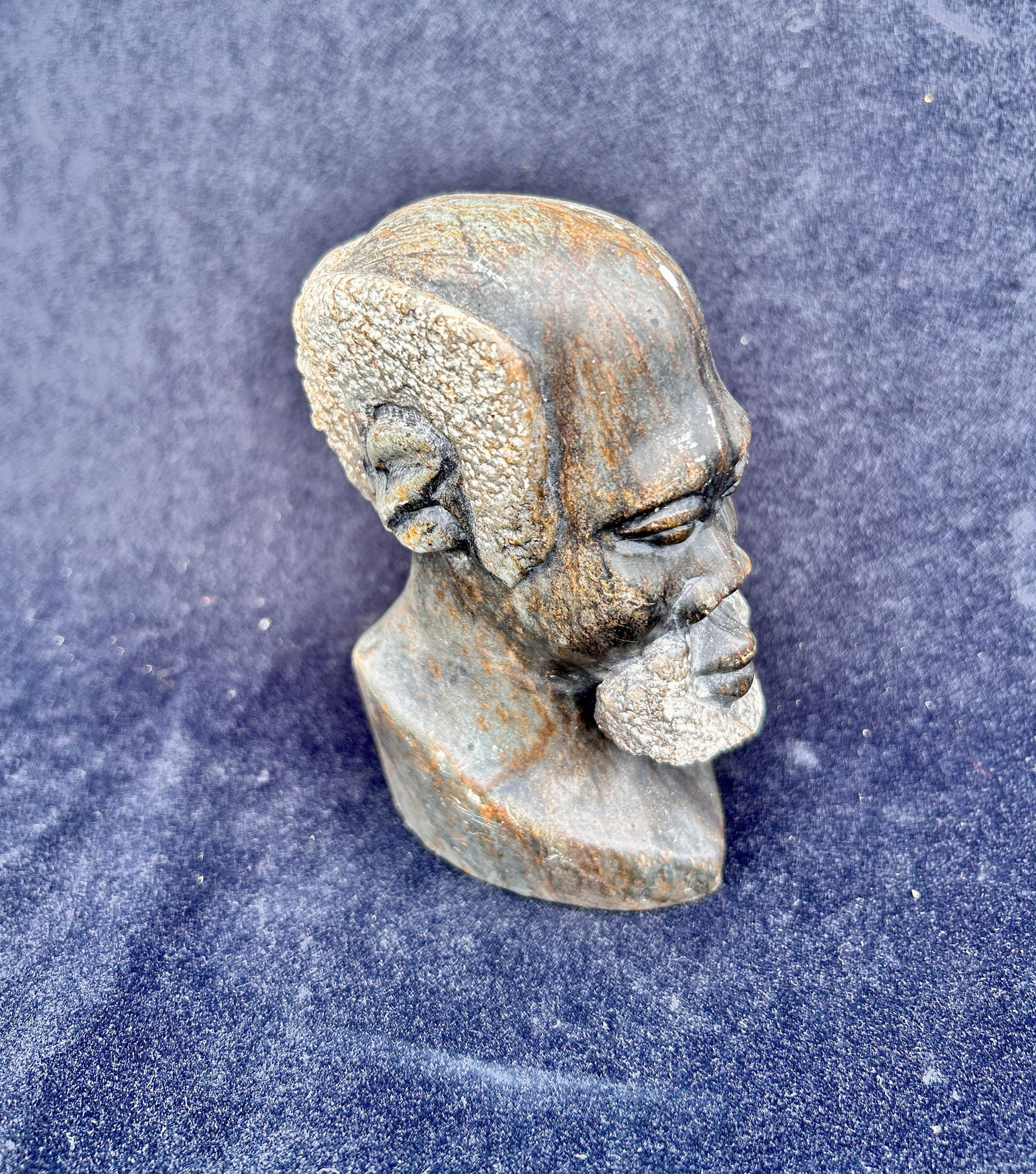 Shona Zimbabwean desktop carved head: Shona Zimbabwean desktop carved head measures: 5.5 H condition: good IN-HOUSE SHIPPING AVAILABLE PLEASE EMAIL: longlakeart@gmail.com for more info. 