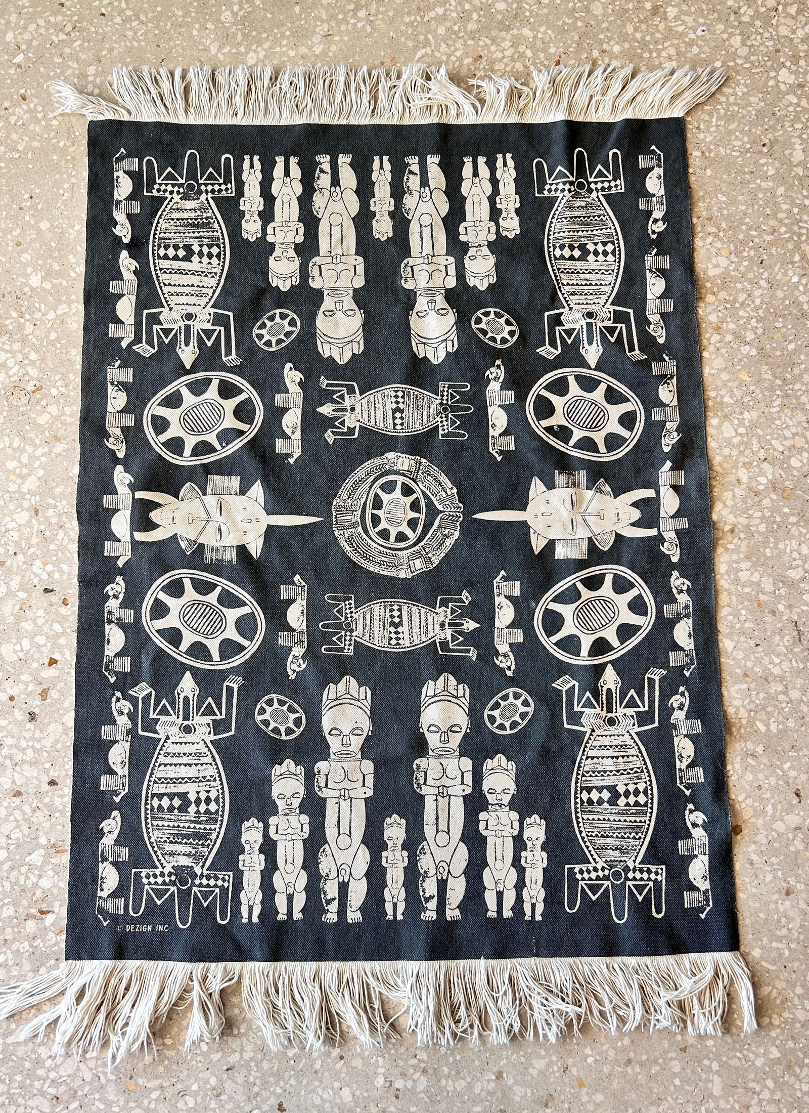 Modern Zimbabwe Fabric Wall Art 'Dezign Inc.': Modern Fabric Wall Art by "Dezign Inc." Dimensions in inches: 31.5 W x 49 L with fringe Condition: good IN-HOUSE SHIPPING AVAILABLE PLEASE EMAIL: longlakeart@gm