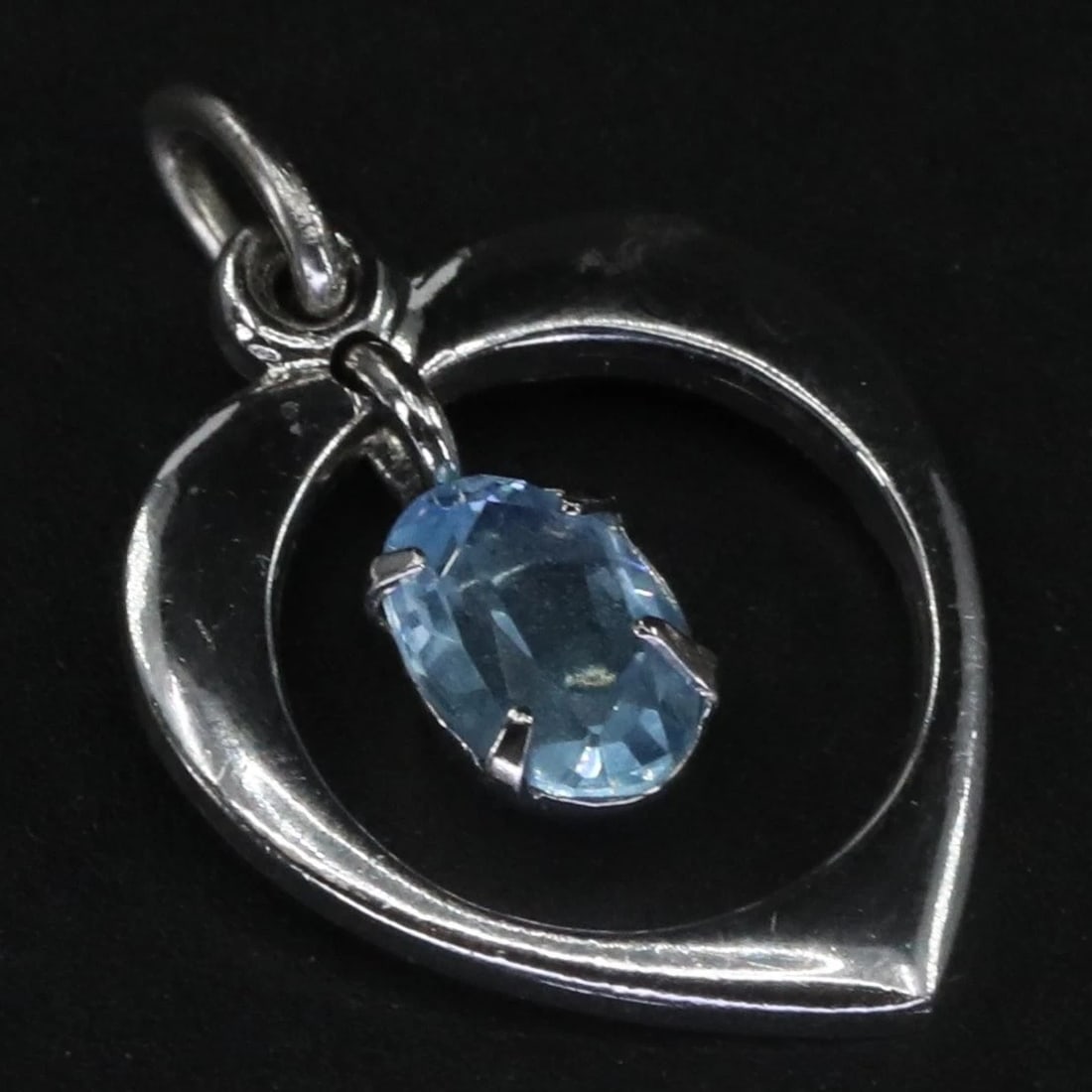VTG Sterling Silver - UNCAS Blue CZ Open Heart Charm Pendant - 1g: VTG Sterling Silver - UNCAS Blue CZ Open Heart Charm Pendant - 1gMetal Purity: .925 Sterling Silver Width: 16mm (approx.)Height: 22mm (approx.)Weight: 1g (approx.). In-house domestic shipping is
