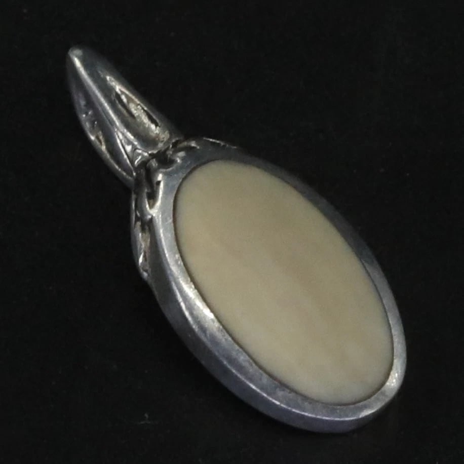 VTG Sterling Silver - White Shell Oval Necklace Pendant - 1g: Pre-owned - Good: This item has been gently used but is in good condition. It might have a few signs of wear, like light scratches or tarnishing.Metal Purity: .925 Sterling Silver Width: 7mm
