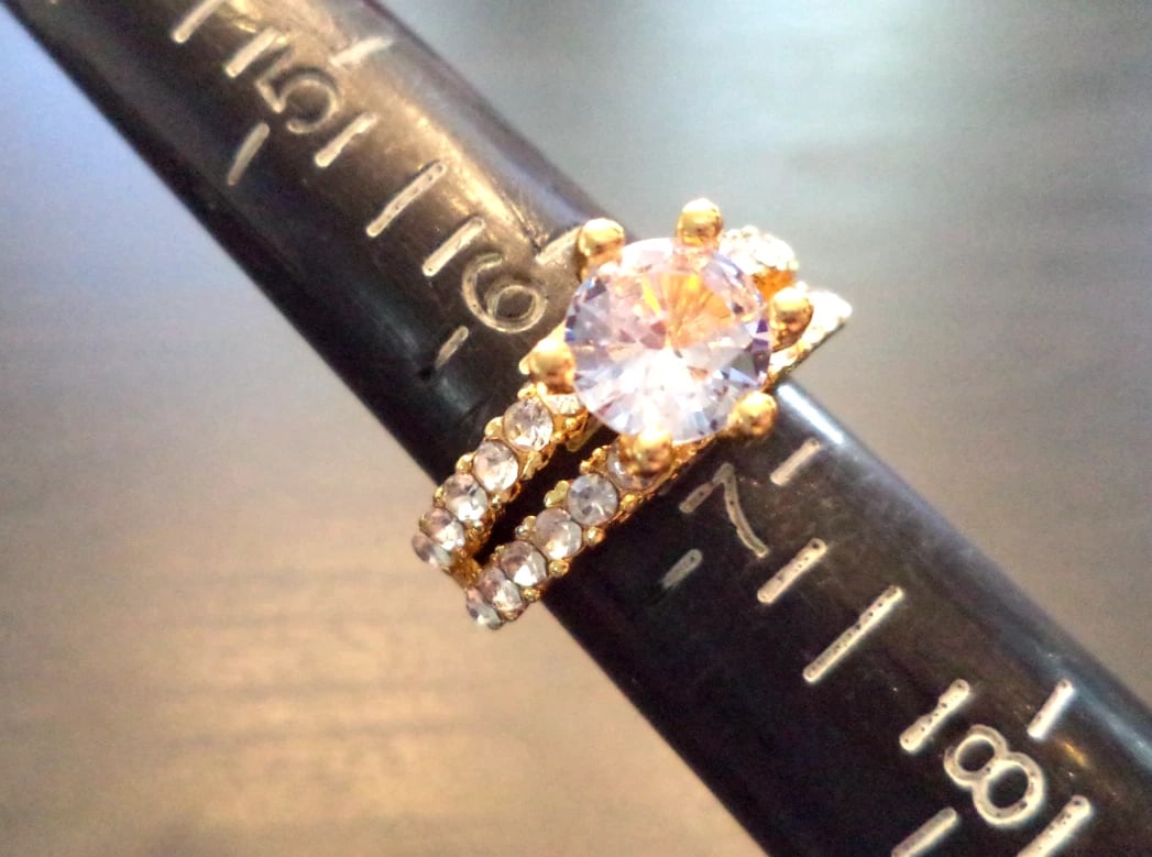 STUNNING VINTAGE ESTATE CHUNKY HEAVY RHINESTONE COCKTAIL SZ 6.5 RING!: This stunning vintage estate chunky heavy rhinestone cocktail ring is a size 6.5. The ring features a bold design with sparkling rhinestones, exuding a classic and luxurious charm. Perfect for adding