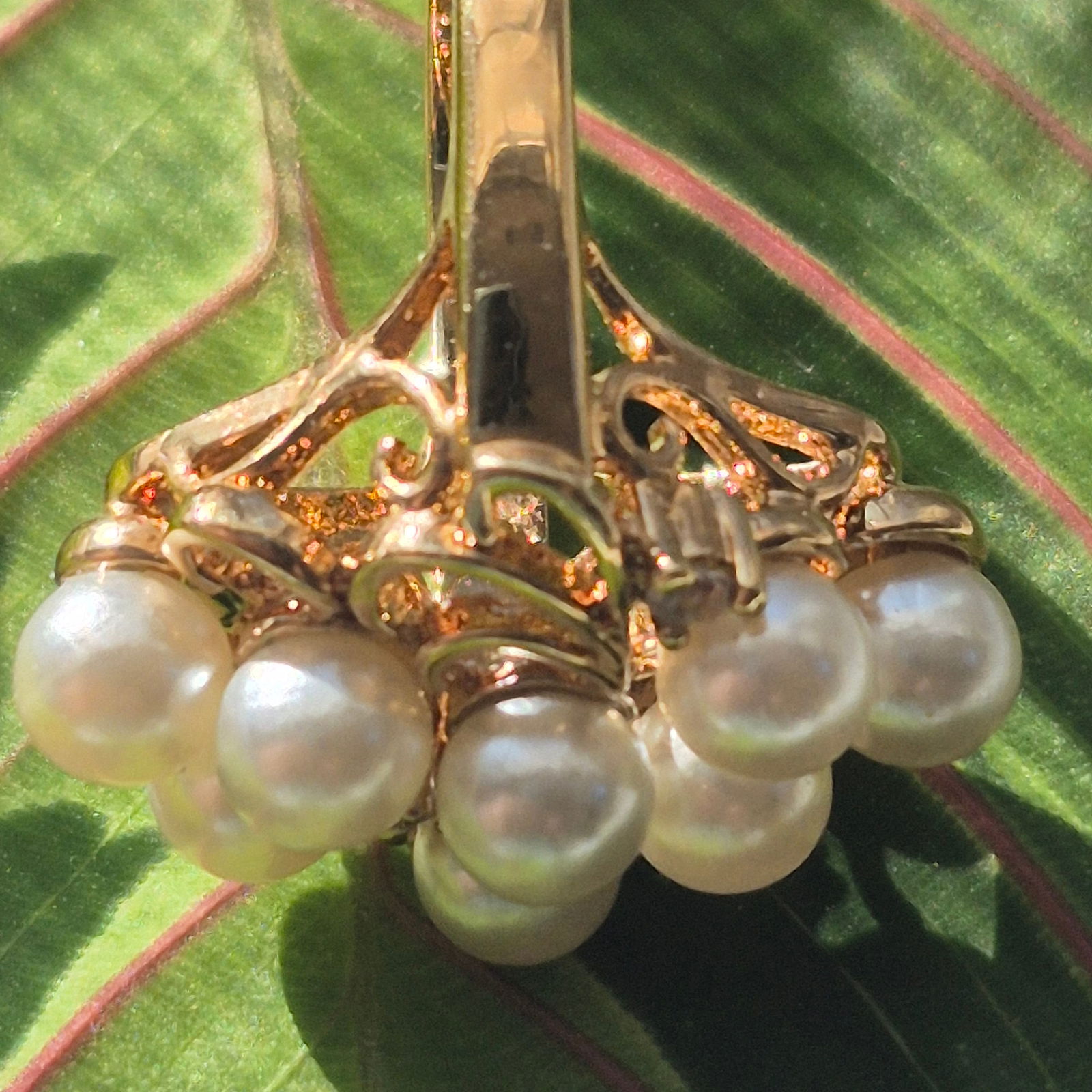 14K Yellow Gold Pearl and CZ diamond Cocktail Ring [6g]: 14K Yellow Gold Pearl and CZ diamond Cocktail Ring, Size 5.5> wgt. 6g.> cluster of fresh water pearls and 4 CZ diamond chips in a 14k setting> marked inside on the bandStunning presentation ~ Showroom