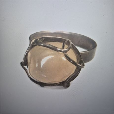 Vtg Ring MARKED PINE HARVEY 1981 "925 STERLING SILVER" & Rose Quartz Stone [6g]: Vtg Ring MARKED PINE HARVEY 1981 925 STERLING SILVER > 6g.Size 7 Band Modernist> cleaned and restored to luster> clearly marked inside band> rose stone securely in setting, excellent condition========