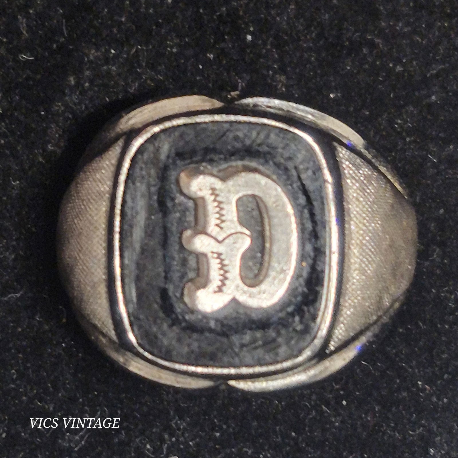 Vintage Sterling Silver Inlay Letter D Ring Size 7.5 [8g]: This is a beautiful vintage sterling silver signet ring featuring a polished black onyx inlay on the face. The centerpiece is a raised silver emblem, adding a unique personal touch. The band is sterli