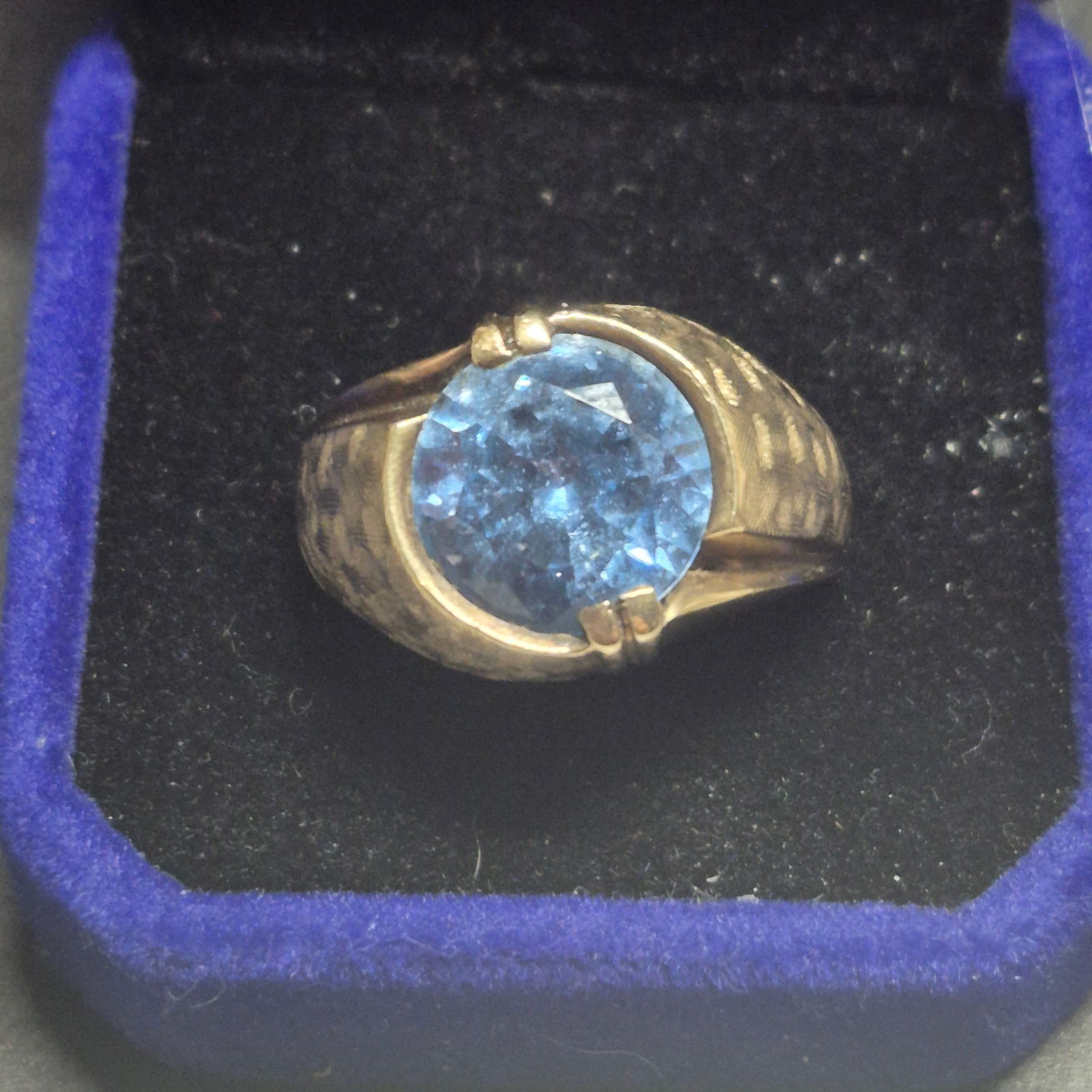 Vtg. Gold plated SPINAl Ring~ size 11.5 / 8g. marked: Vtg. Gold plated SPINAl Ring~ size 11.5 / 8g. marked> Spinal / blue topaz stone> oval cut stone w/ brushed sides of ring> excellent condition for vintage===============================================