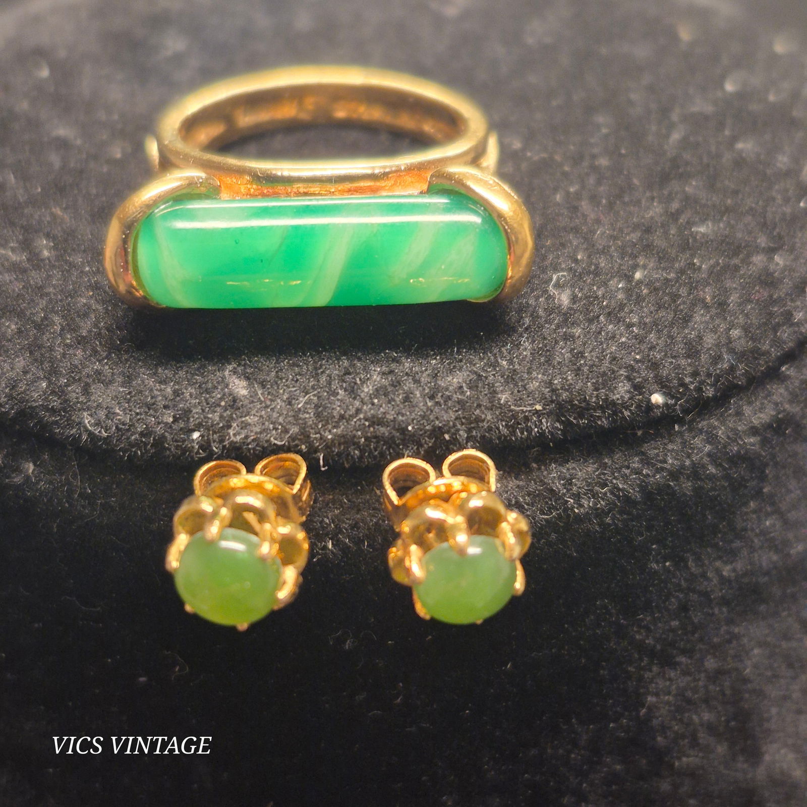 VINTAGE ESTATE MCM SIGNED STERLING SILVER VERMEIL PEKING GLASS SZ 5 RING & post Earrings: --The product is a vintage estate ring made of sterling silver vermeil with a Peking glass insert. The ring is signed and has a size 5. Wgt. 7g.Pair stud Emerald Earrings included.====================