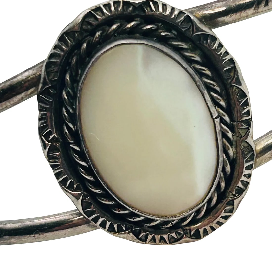 Navajo Sterling Mother Of Pearl Cuff Bracelet 10.70 G: Navajo Sterling mother of Pearl cuff bracelet 10.70 gtoned to luster, excellent condition========================================================