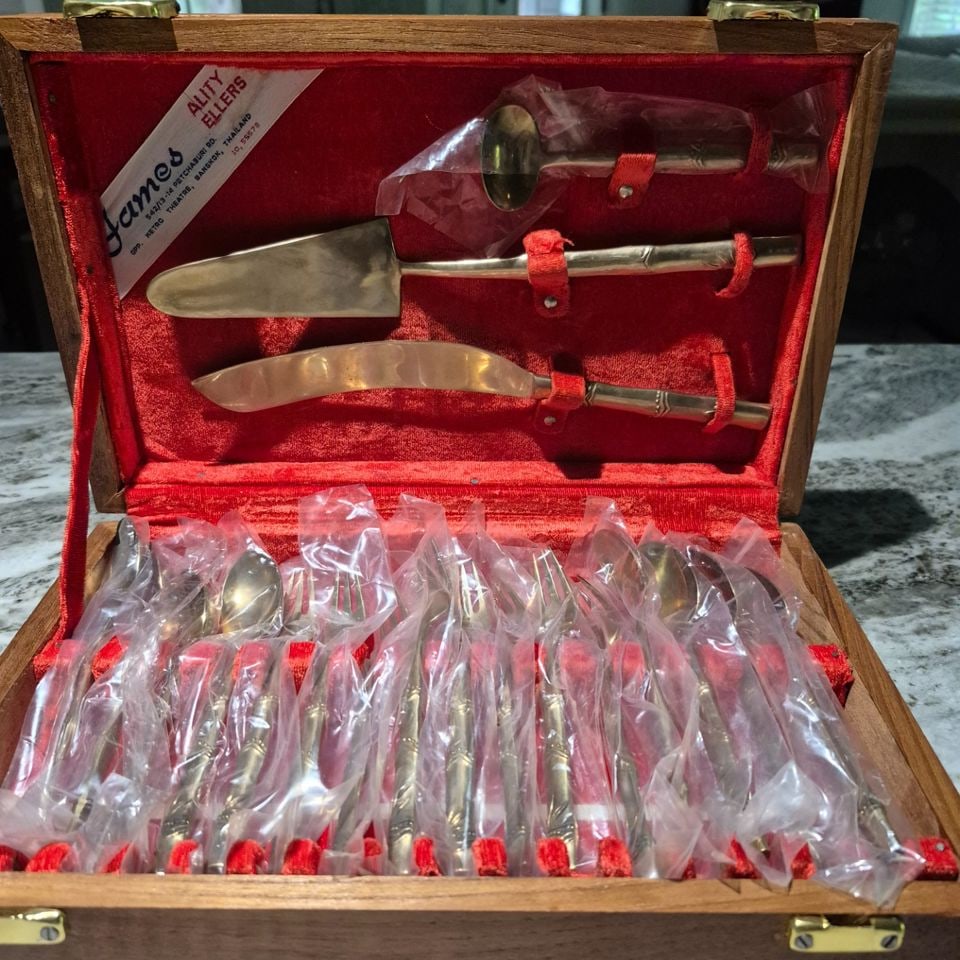 Vintage James Thai dessert service ~ complete & unused: Vintage James Thai dessert service ~ complete & unused> 8 spoons & forks> 3 serving PCs.> felted walnut box w/ safety catches> ALL original, and seems to be unused-- Estate sale set bought in Thailand