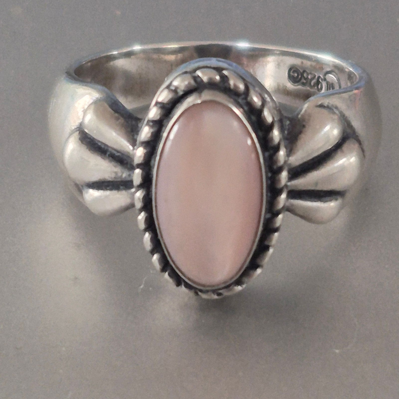 Carolyn Pollack 925 Silver Pink MOP inlay [8.24g]: Carolyn Pollack ring is made from solid 925 sterling silver.Wide sculptural profile creates a strong visual presence.Size 5.5.....excellent condition.....weighs 8.24 g=================================
