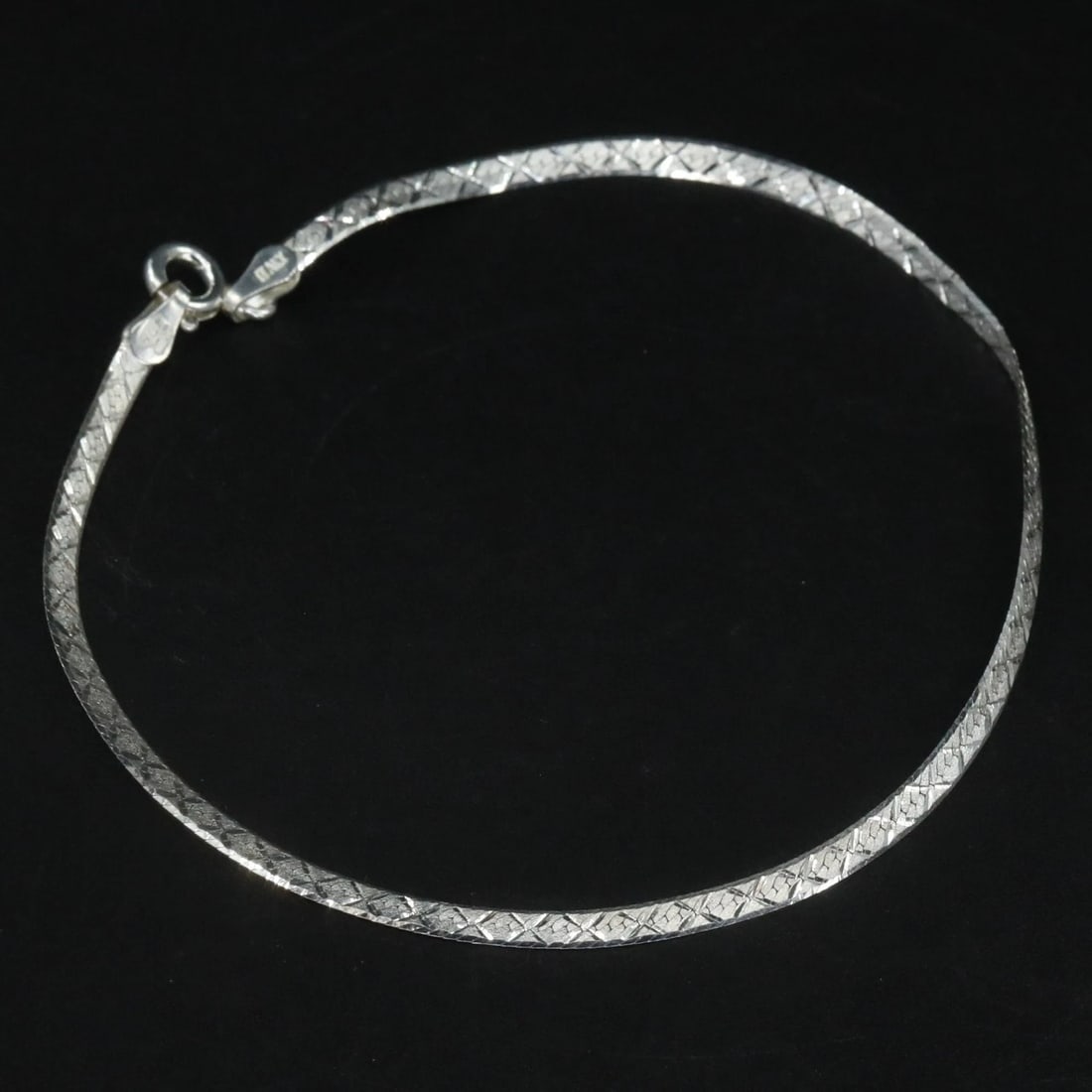 Sterling Silver - ITALY MILOR 3mm Etched Herringbone Chain 8" Bracelet - 2g: Sterling Silver - ITALY MILOR 3mm Etched Herringbone Chain 8" Bracelet - 2gMetal Purity: .925 Sterling Silver Width: 3mm (approx.)Wearable Length: 8" (approx.)Weight: 2g (approx.]=====================