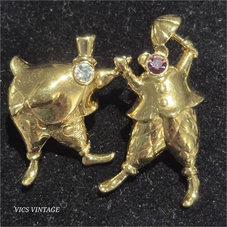 MONET CLOWNS Brooches ~ matched Pair marked: Pair of MONET CLOWNS Brooches> one clown with parasol and Red stone face> other with top hat and White stone face> both marked MONETShowroom condition\=================================================