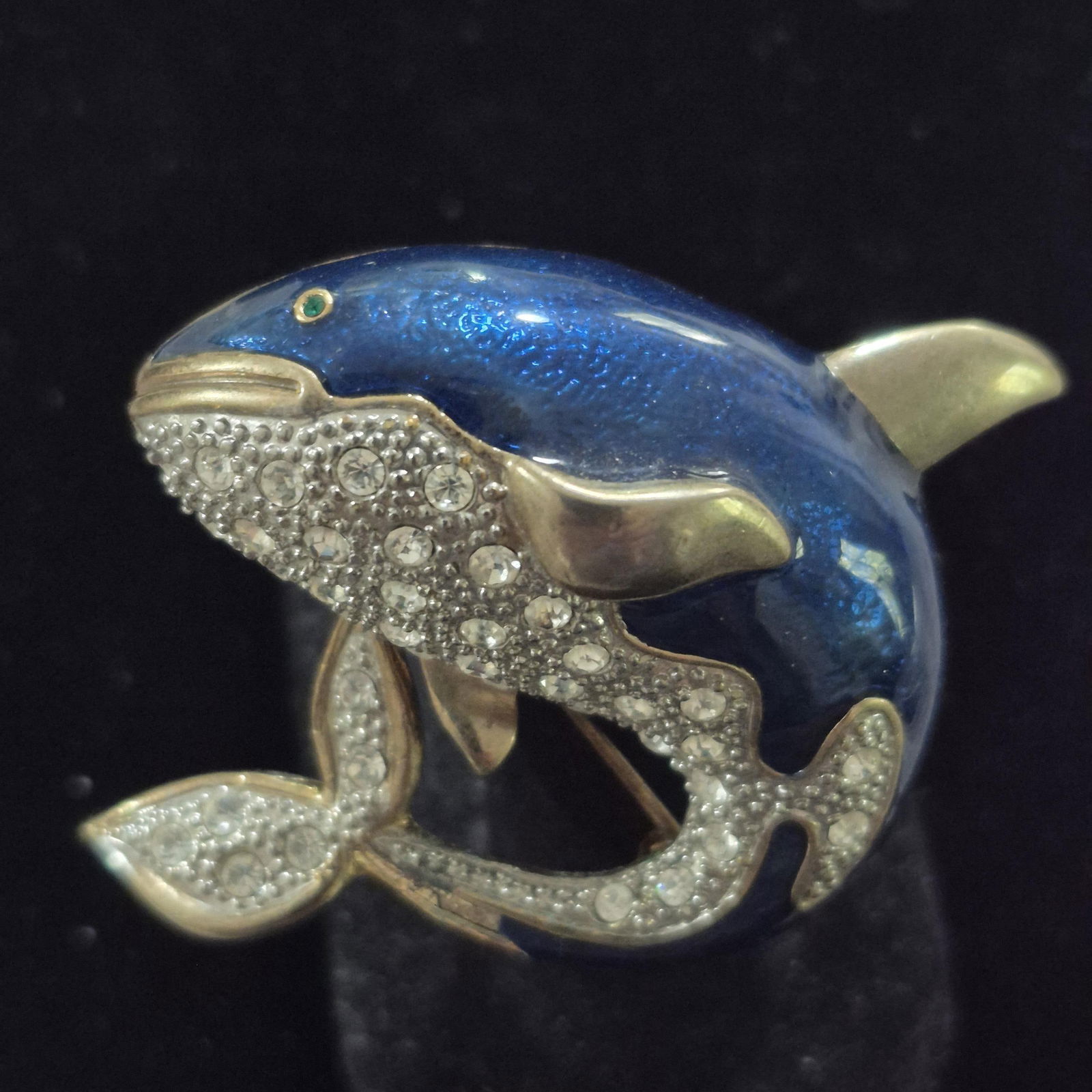 Exquisite Enamaled Whale BROOCH w/ Rhinestones throughout: Exquisite enameled Whale BROOCH w/ Rhinestones throughout, outlined in gold gilt.Size: 3"x 1.25"All rhinestones in place, no damage , scratches,Pin functions perfectly.....is in "as new condition