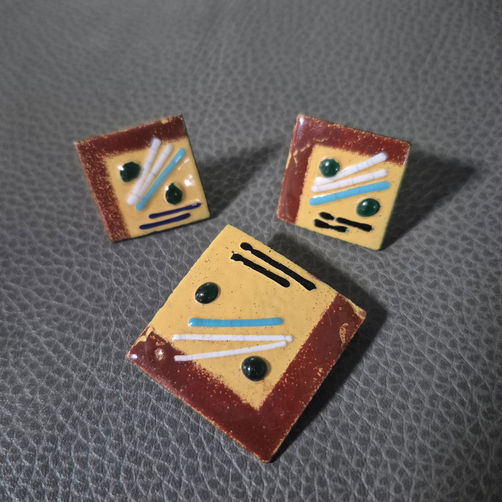 Contemporary vintage Enamel on Copper Brooch/Earring Set [22]: Contemporary vintage Enamel on Copper Brooch/Earring Set [22]> earrings are screw type post .75"> Brooch pin perfectly 1.25"excellent condition