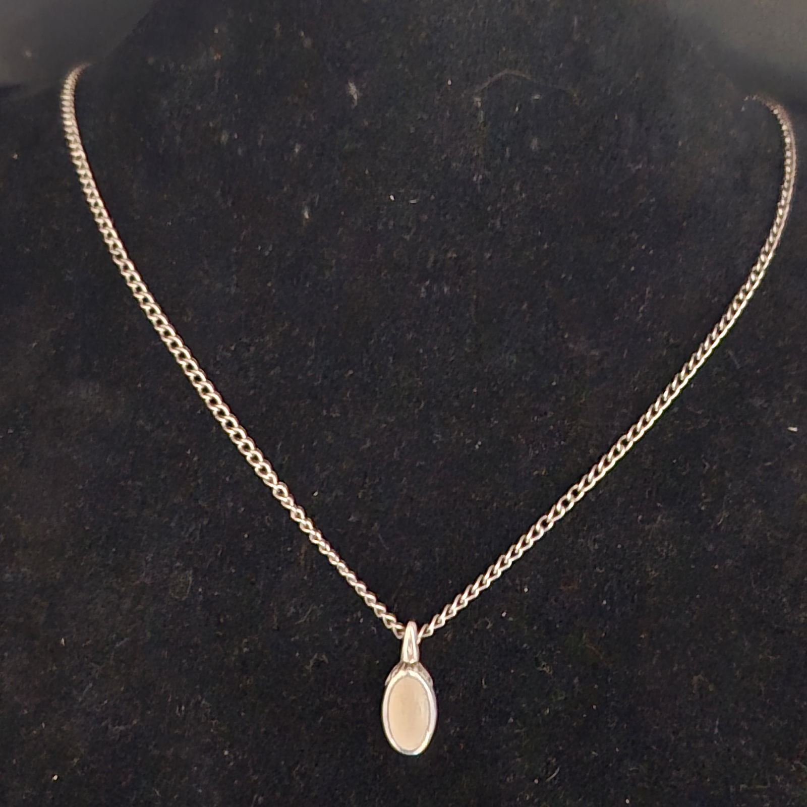 VTG Sterling Silver - White Shell Oval Necklace Pendant - w/ silver chain [ 3g]: VTG Sterling Silver - White Shell Oval Necklace Pendant - w/ silver chain [ 3g]> chain = 9"Metal Purity: .925 Sterling Silver Width: 7mm (approx.)Height: 17mm (approx.)Weight: 3g (approx.)