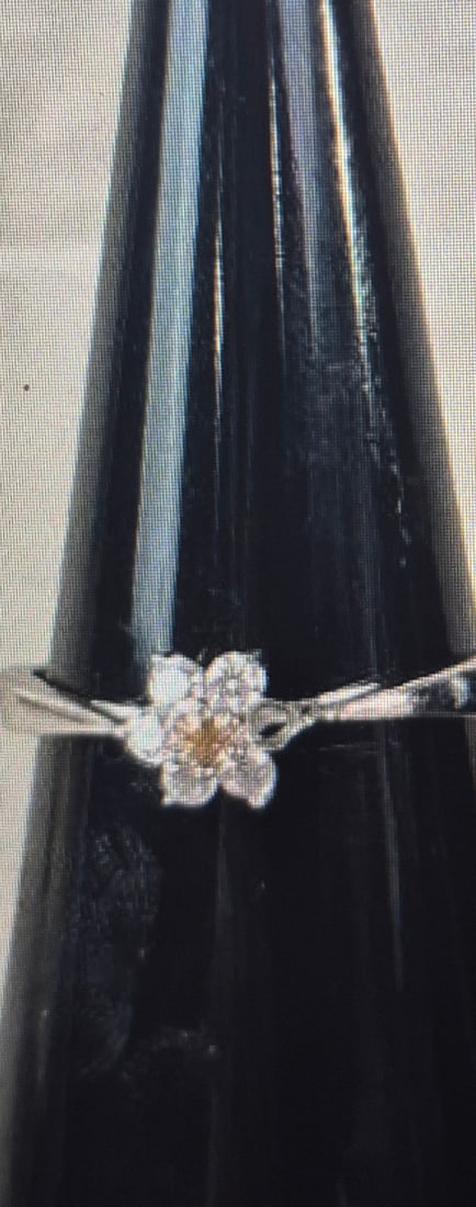 Sterling silver ring in delicate form, including one with floral design (ring size 7] 2g: Sterling silver ring in delicate form, including one with floral design wgt: 2g Size 7 signed 925 excellent condition