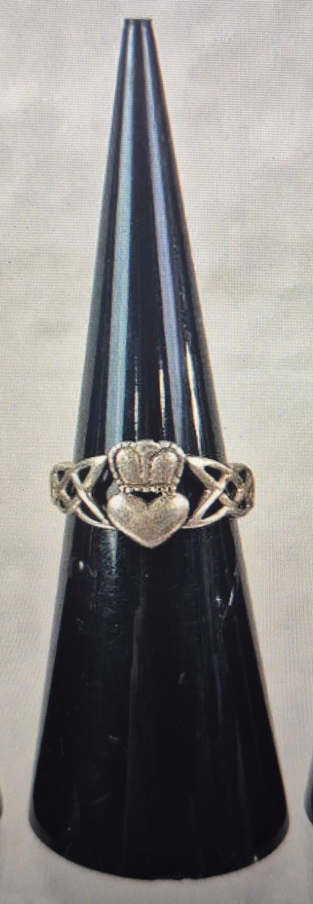 Sterling Silver classic Claddagh ring (size approx. 4) 3g: Sterling Silver classic Claddagh ring (size approx. 4) 3gexcellent condition, marked sterling 925