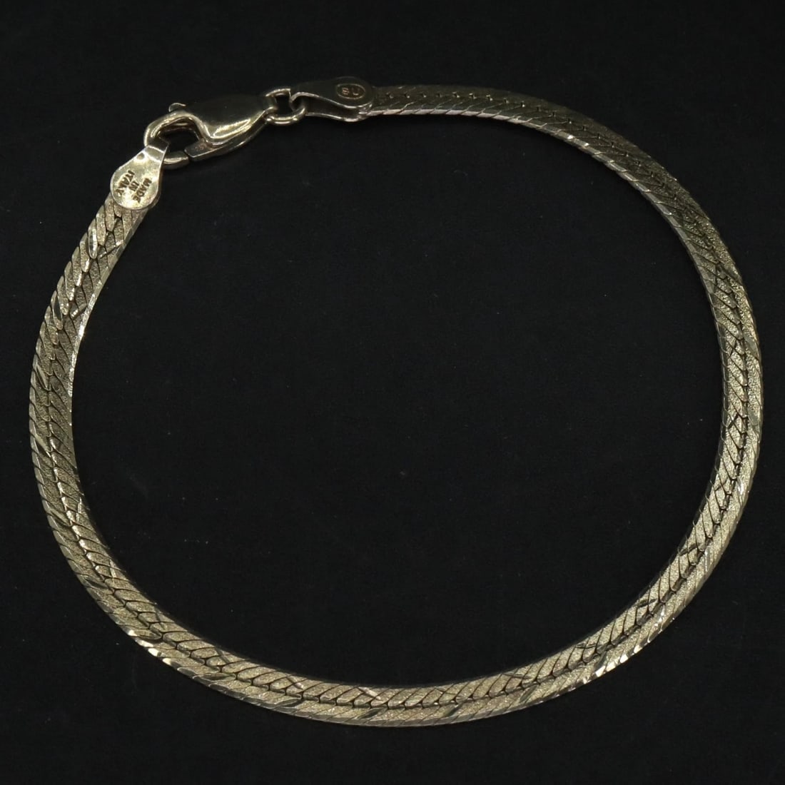 Sterling Silver - ITALY SU 4mm Diamond-Cut Herringbone Chain 7" Bracelet - 4g: Sterling Silver - ITALY SU 4mm Diamond-Cut Herringbone Chain 7" Bracelet - 4gMetal Purity: .925 Sterling Silver Width: 4mm (approx.)Wearable Length: 7" (approx.)Weight: 4g (approx.)excellent condition
