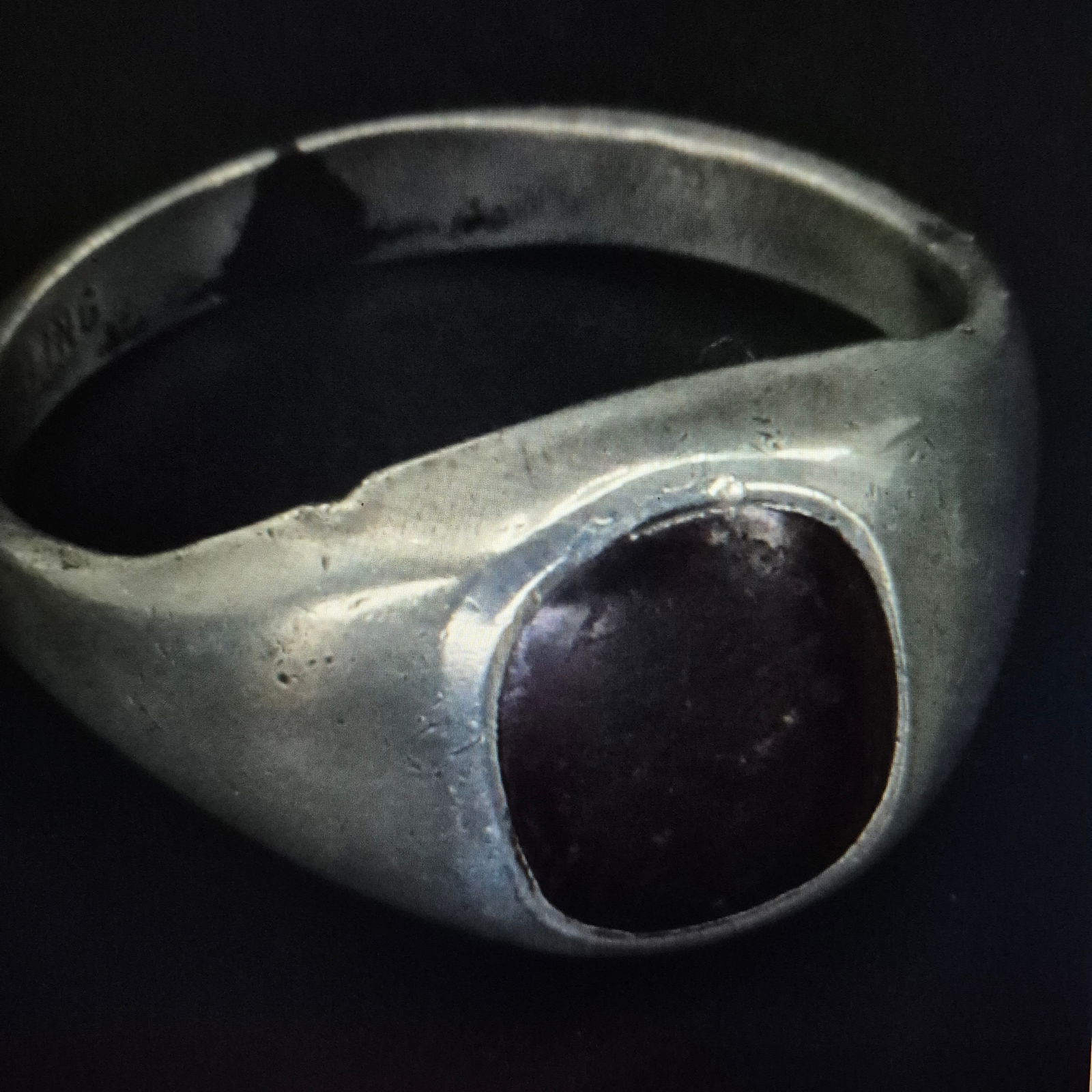 VTG Sterling Silver - UNCAS Red Glass Inlay Signet Ring Size 8.5 - 3g: VTG Sterling Silver - UNCAS Red Glass Inlay Signet Ring Size 8.5 - 3gHaulmark is for Uncas Mfg. Providence, RIearly 1900-1960. Mfg. for military and scouting rings and fine jewelry.Metal Purity: .925