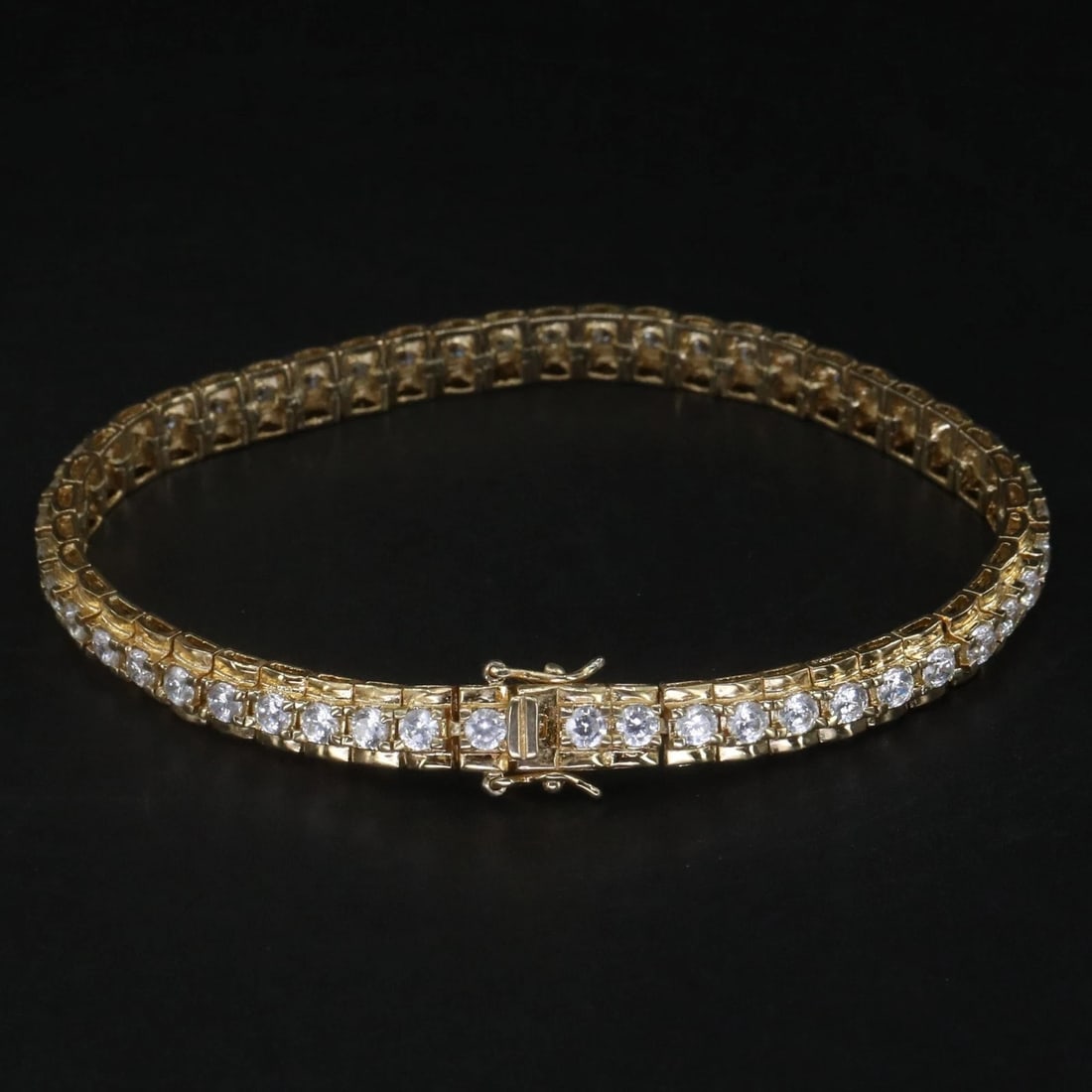 Sterling Silver - ROSS SIMONS Round White CZ 7.5" Tennis Bracelet - 17g: Sterling Silver - ROSS SIMONS Round White CZ 7.5" Tennis Bracelet - 17gPre-owned - VeryGood: This item has been gently used but is in good condition. It might have a few signs of wear, like light scra