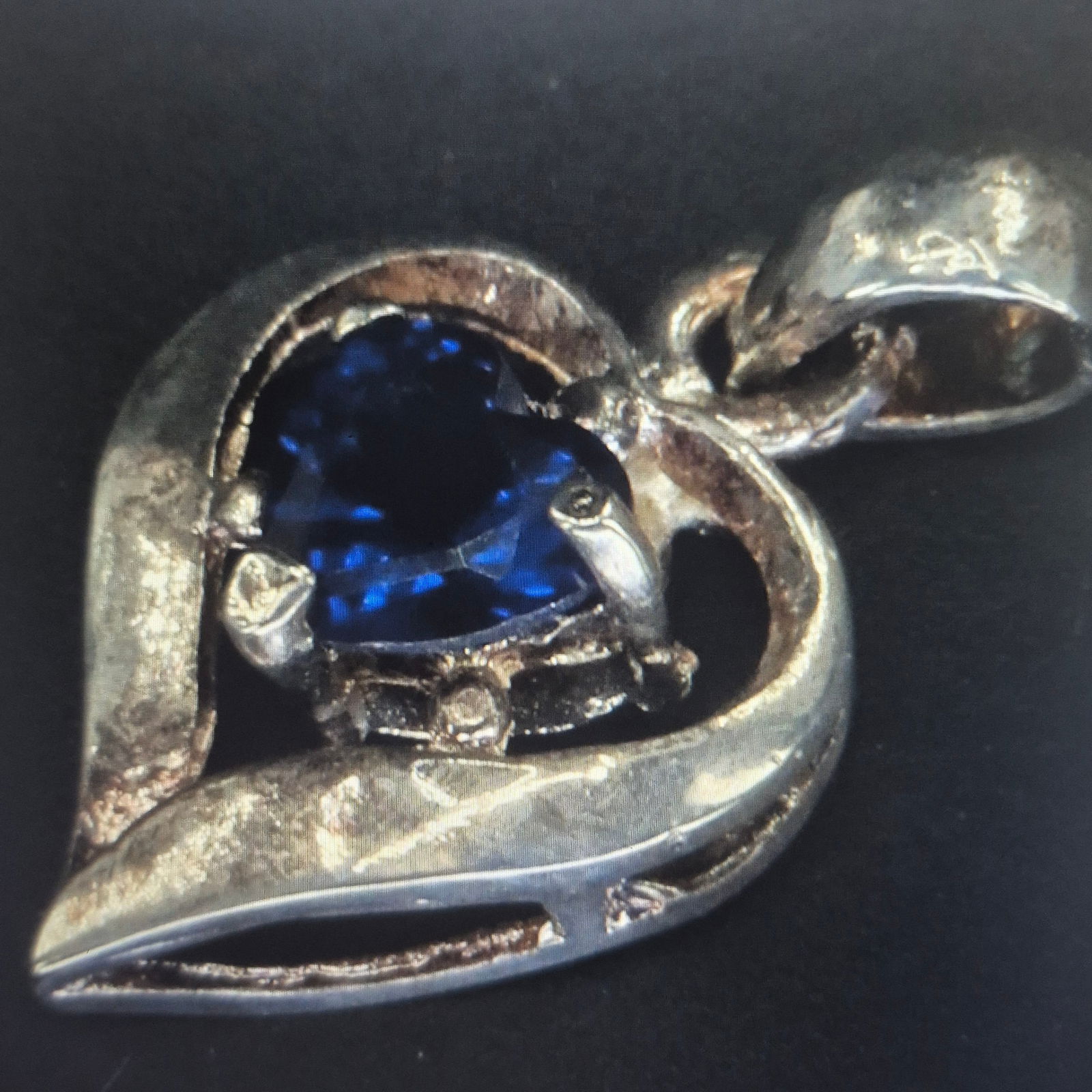 Sterling Silver - Blue Glass Heart Necklace Pendant - 1g: Sterling Silver - Blue Glass Heart Necklace Pendant - 1gMetal Purity: .925 Sterling Silver Width: 12mm (approx.)Height: 19mm (approx.)Weight: 1g (approx.)