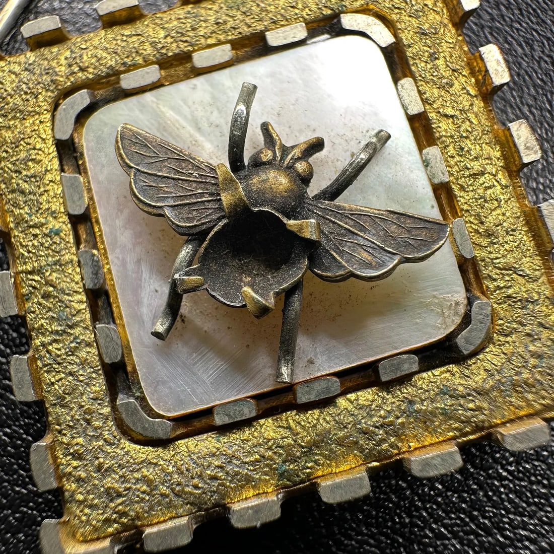 Victorian Bee & Mother of Pearl Brooch [9g]: 9g Victorian Bee & Mother of Pearl Brooch.Brand/Model: Unknown.Manufacturer Location: Not marked.Year Produced: Unknown.Condition: this item is in good vintage condition with surface wear, tarnish, an